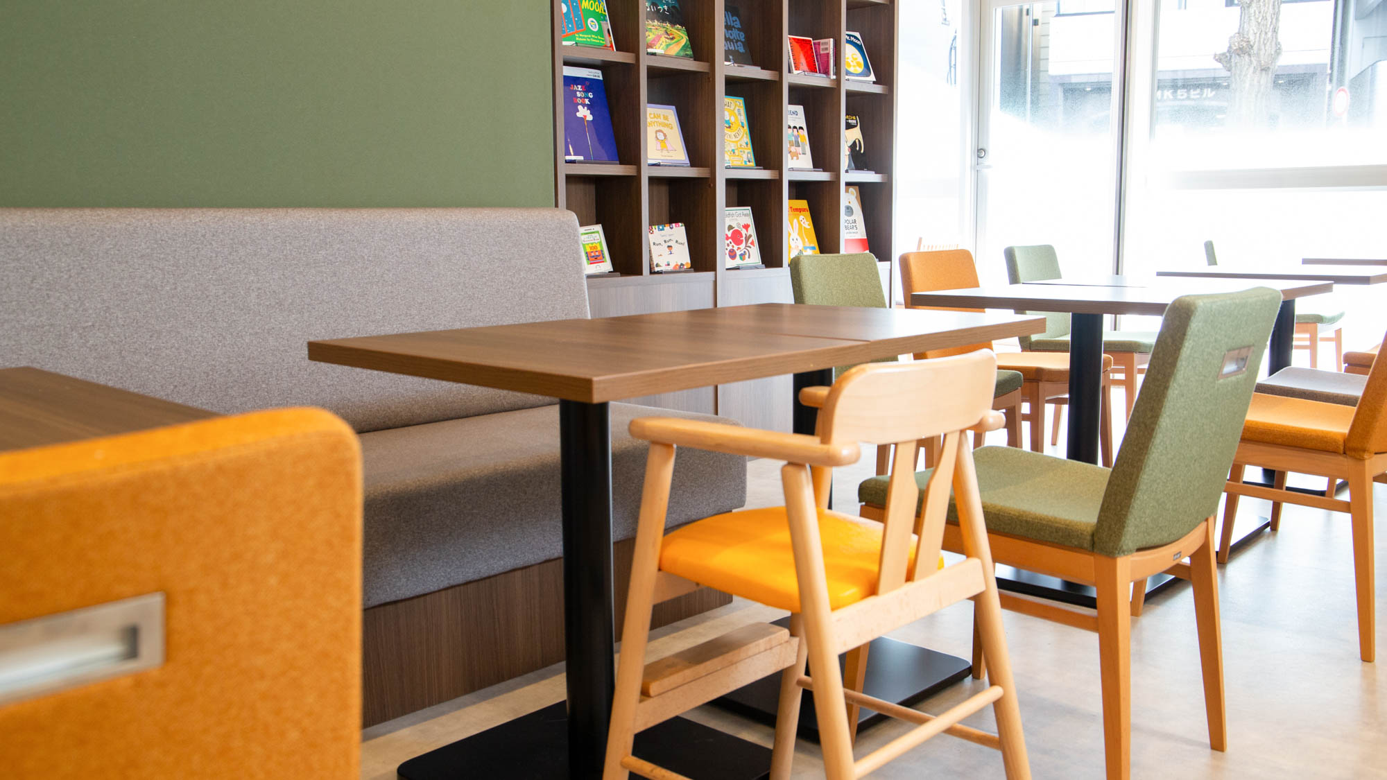 【ライブラリーカフェ】ベビーチェアもあるのでご家族でお過ごしいただけます。※数に限りがあります