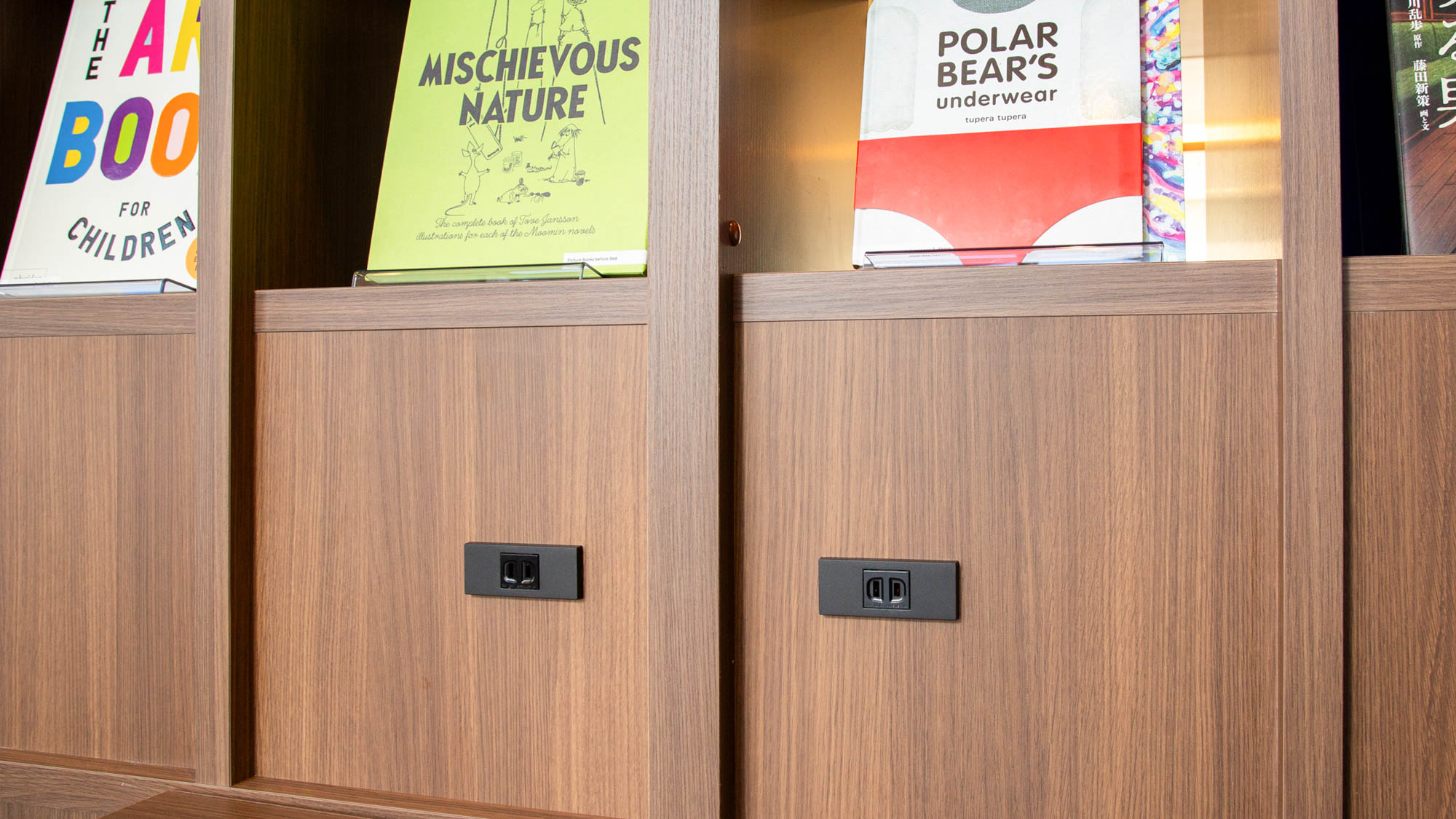 【ライブラリーカフェ】Wi-Fi接続無料◆カフェ内にはコンセントも充実