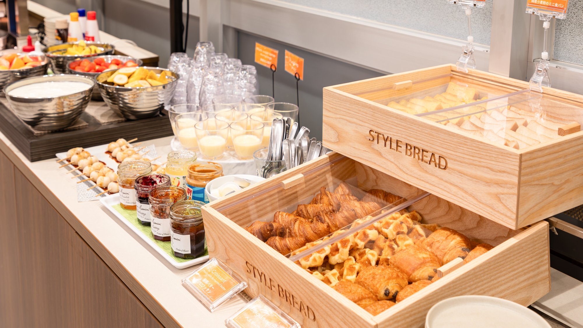 プリンやケーキなどのスイーツや日替わりのパンもご用意