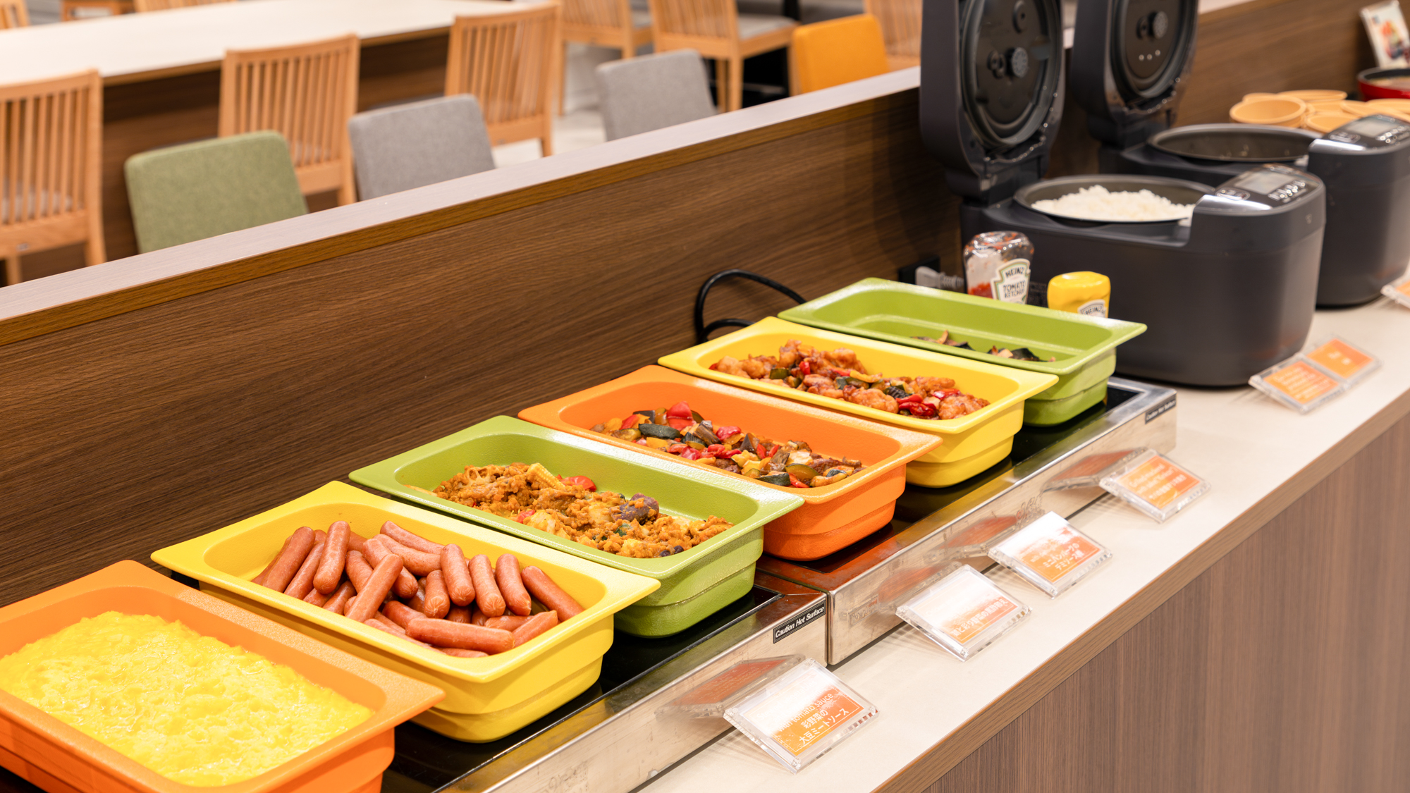 ソーセージやスクランブルエッグなど日替わりの温かいおかずメニュー