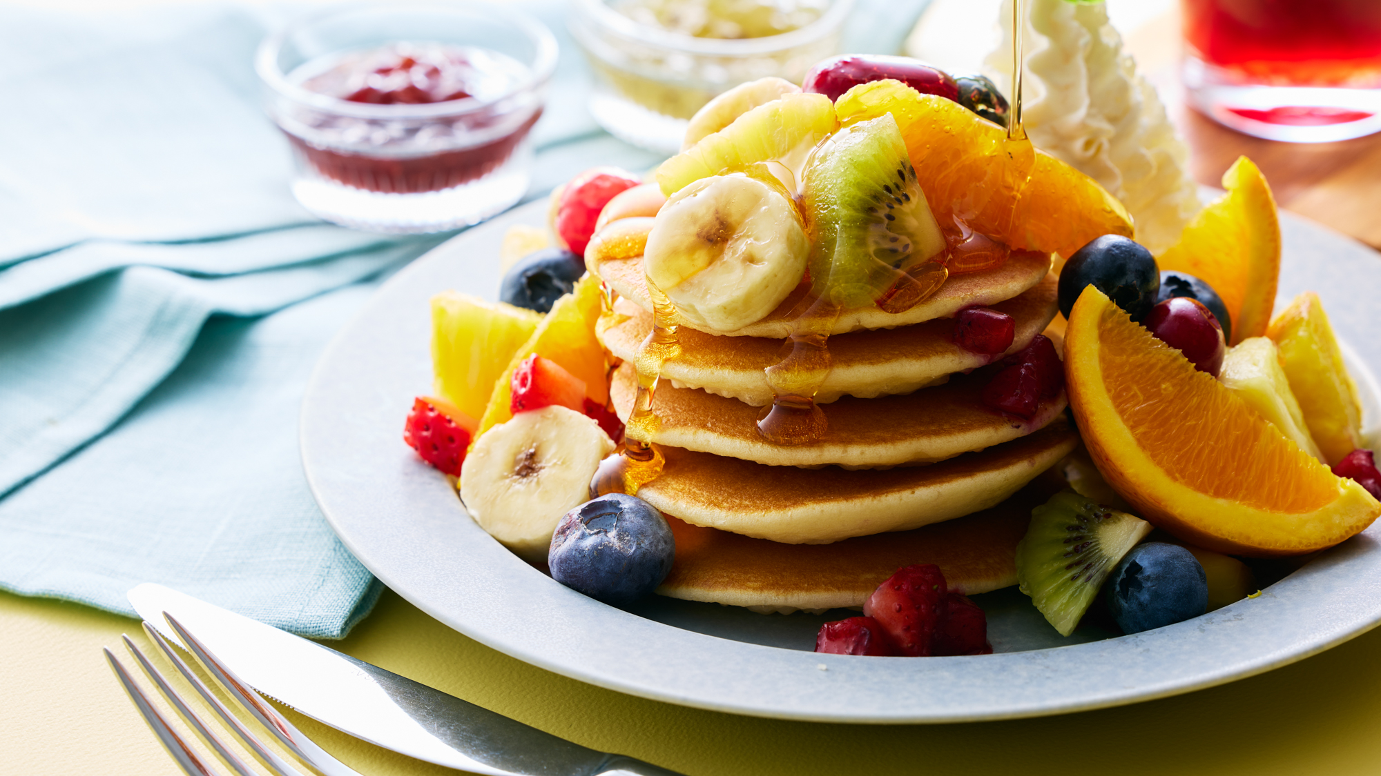 お好きなフルーツをのせてシロップをかけたら、オリジナルのご褒美パンケーキが完成。