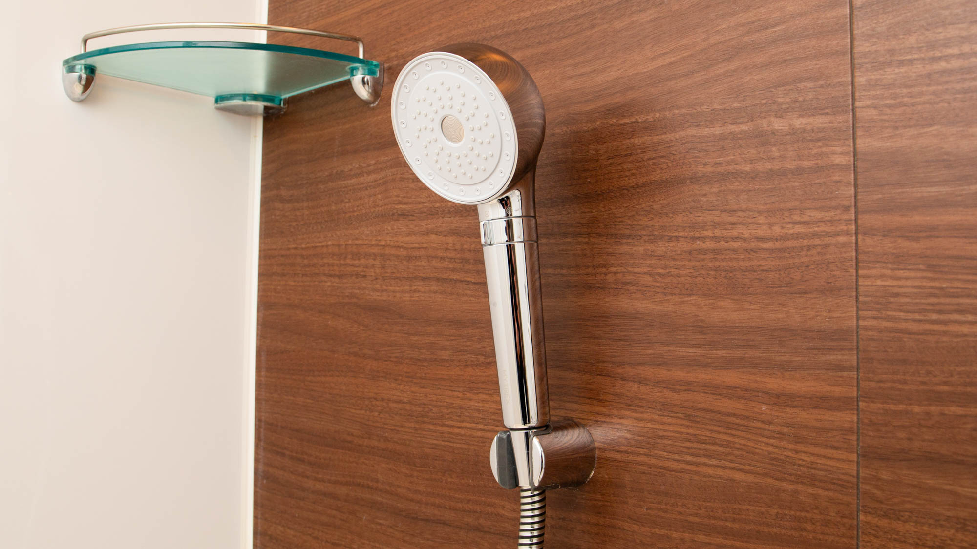 【シャワーヘッド】浴びるだけで超微細の泡が全身の汚れをくまなく洗い流す美容シャワーヘッド