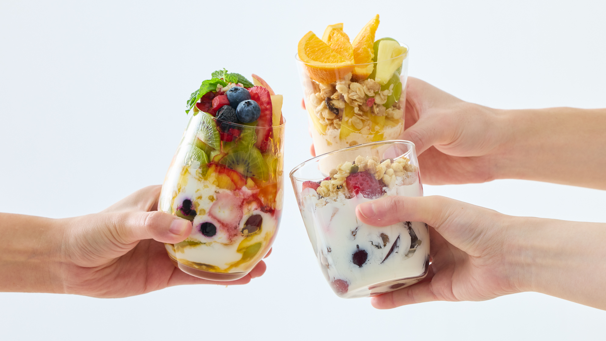 私スタイルのオリジナルサラダで乾杯！わくわくな朝食も旅の思い出の1ページ。