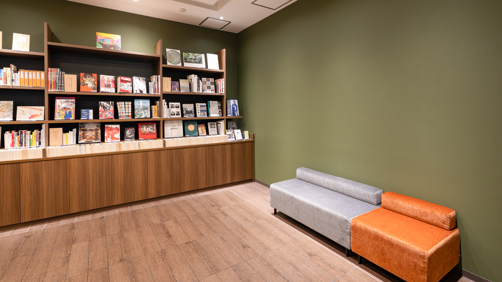 【ライブラリーカフェ】滞在中も旅の楽しみが続く、くつろぎの空間