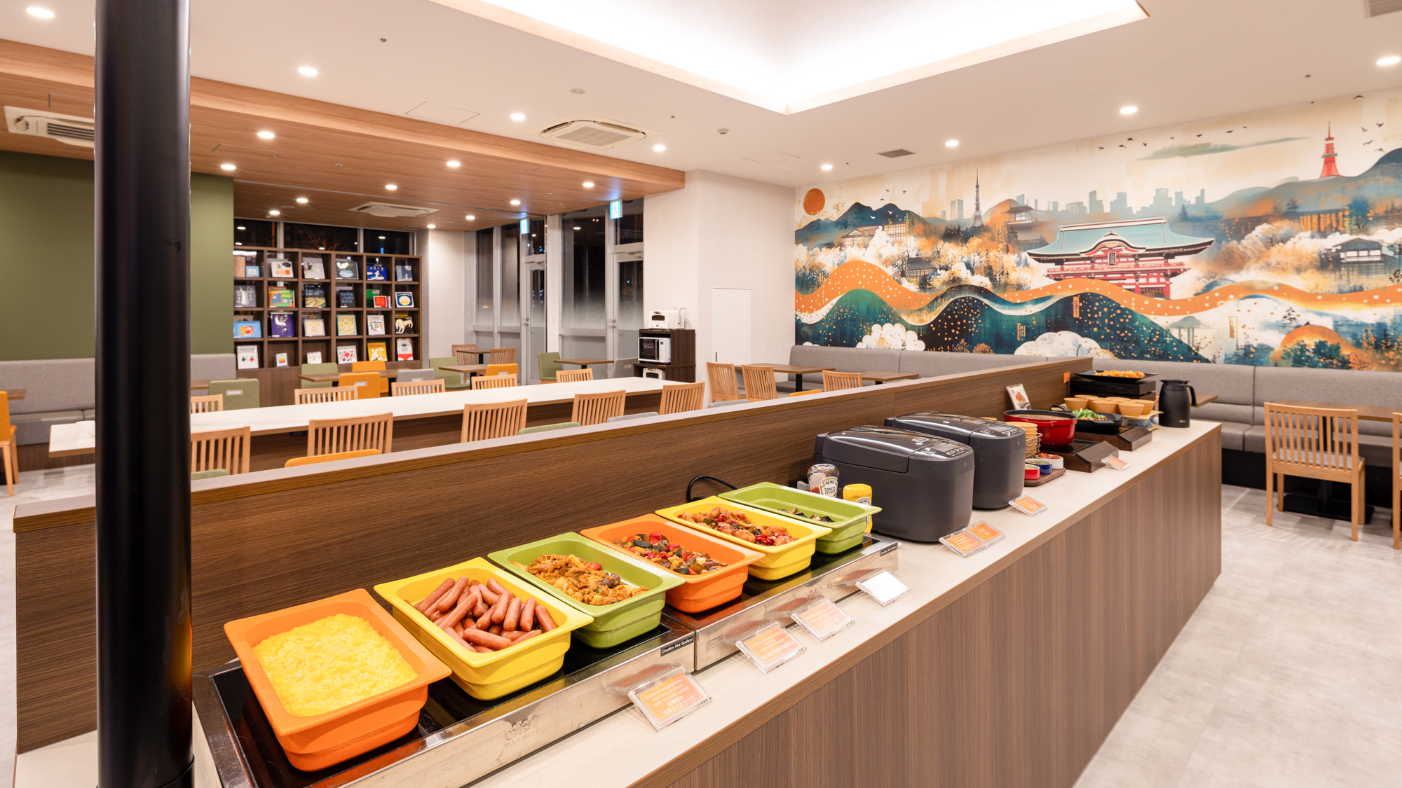 広々としたライブラリーカフェで野菜やフルーツたっぷりの朝食ビュッフェをお楽しみください。