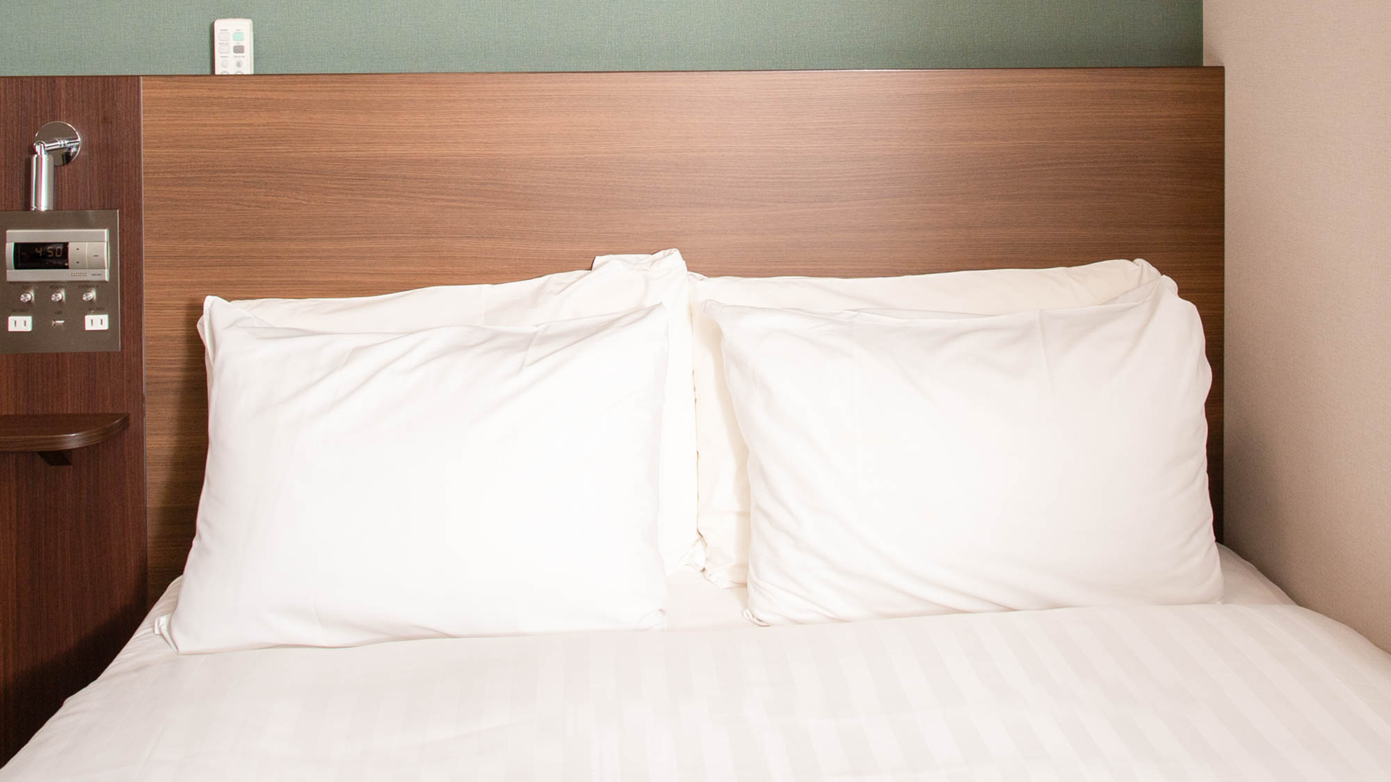 【客室】やわらかい枕とオリジナル枕チョイスピローをご用意。お好みの枕でお休みいただけます。