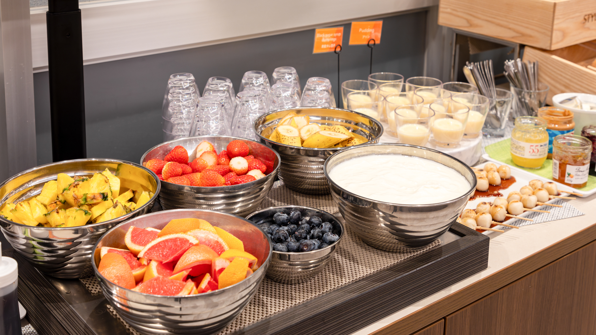 ビタミンたっぷりフルーツはサラダやパンケーキのトッピングにおすすめ