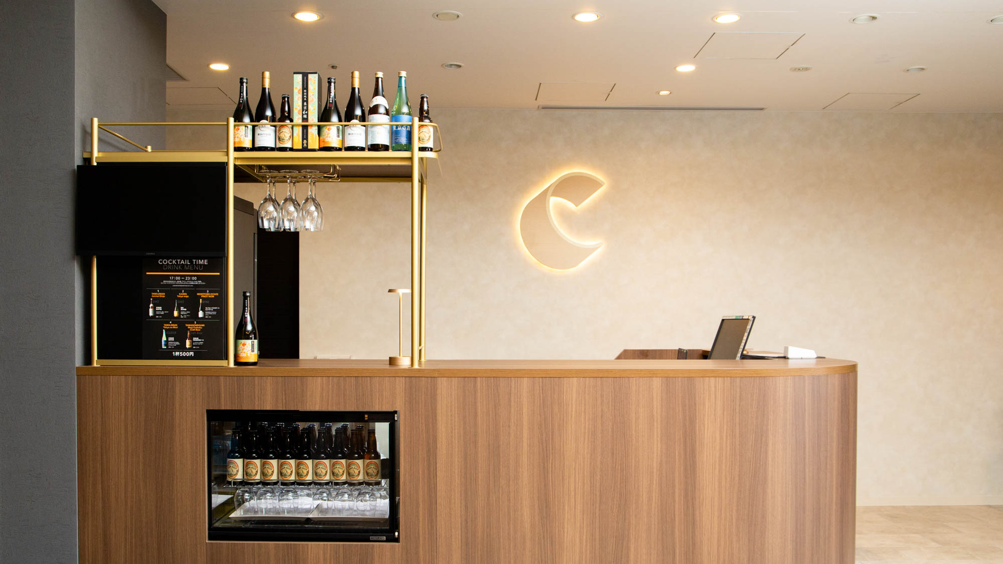 【フロント】ホテルの周辺情報に関してもお気軽にお声がけください。