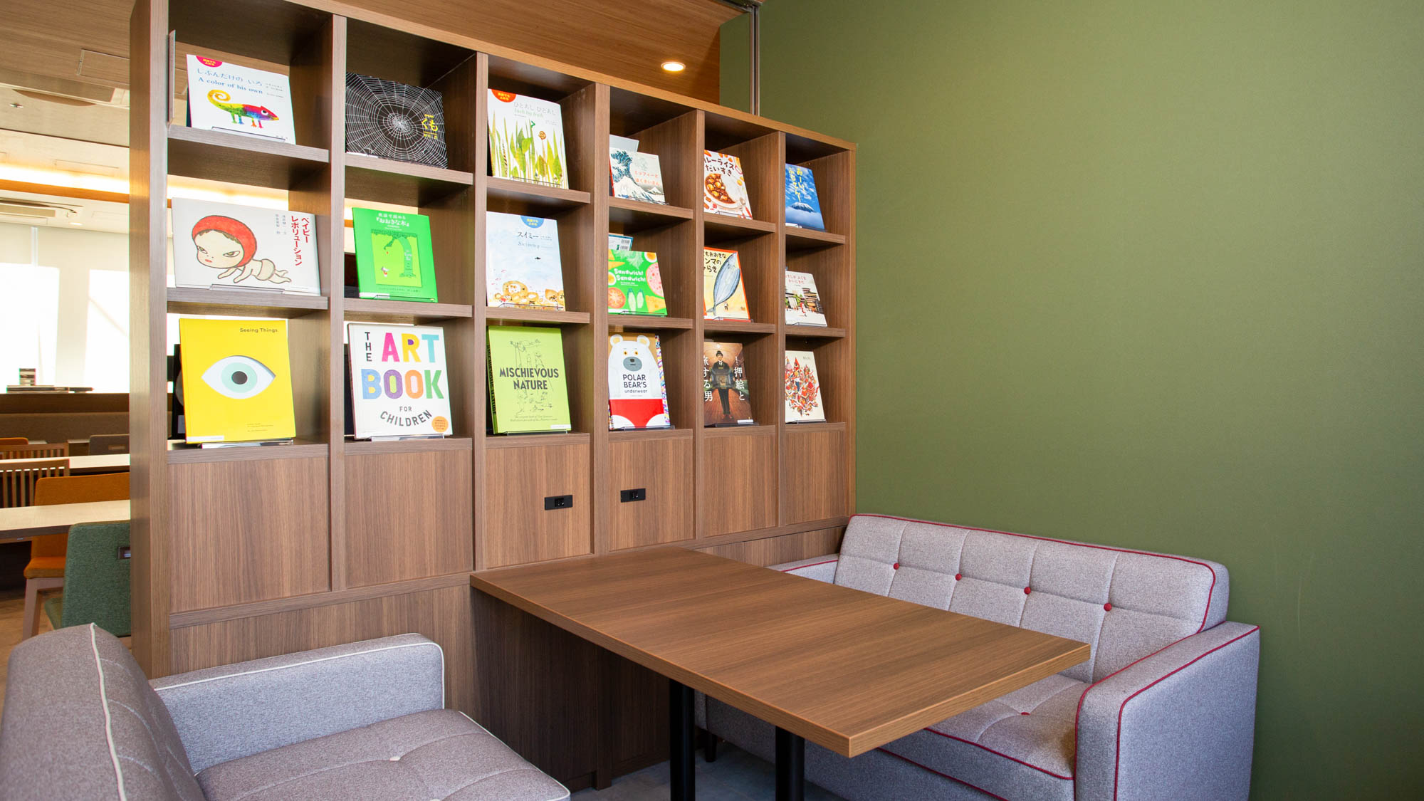 【ライブラリーカフェ】仲間と楽しく過ごせる空間。広々スペースでリラックス時間をお楽しみください。