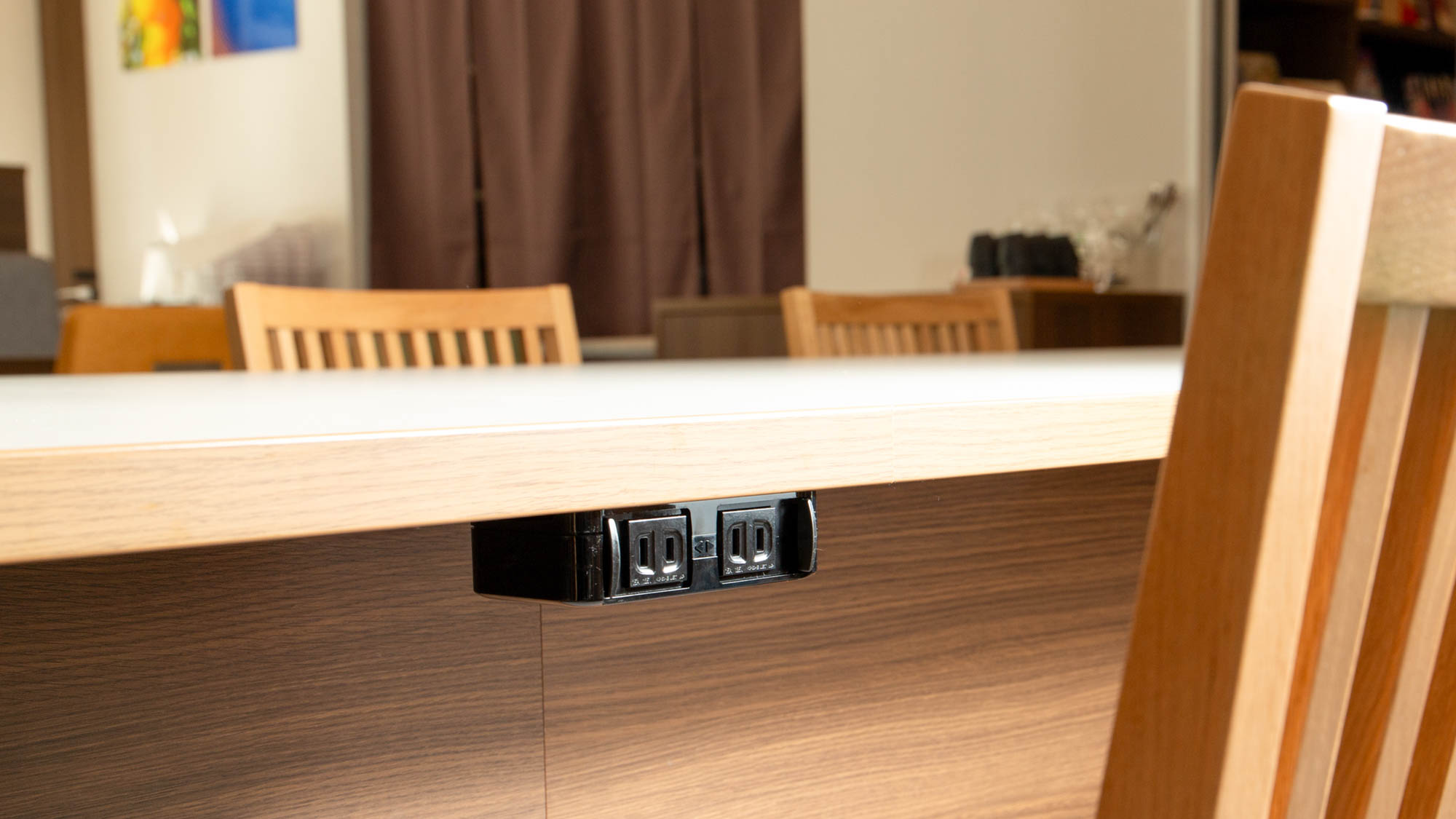 【ライブラリーカフェ】Wi-Fi接続無料◆カフェ内にはコンセントも充実。ワークスペースとしても快適。