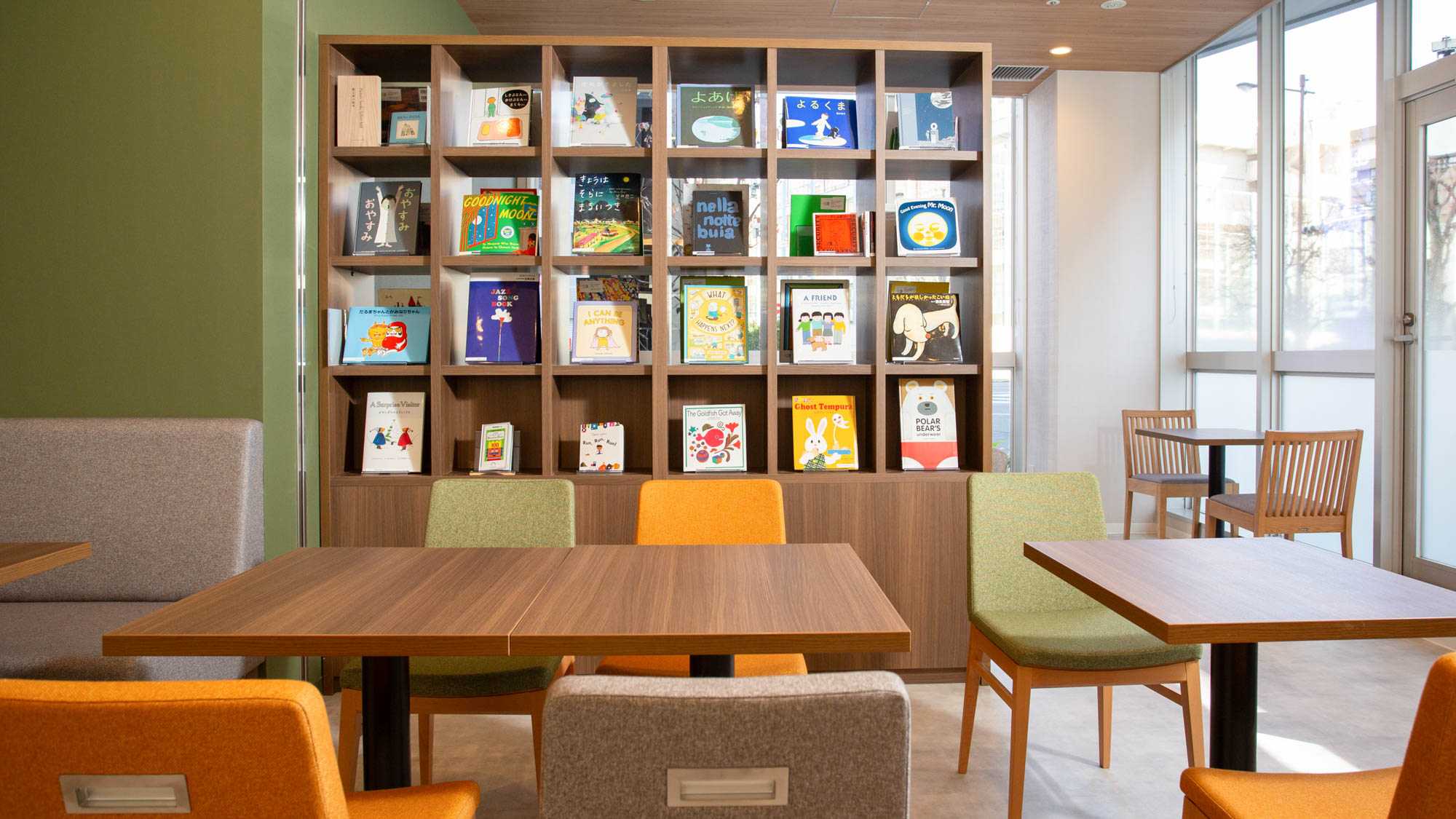 【ライブラリーカフェ】滞在中も旅の楽しみが続く、くつろぎの空間