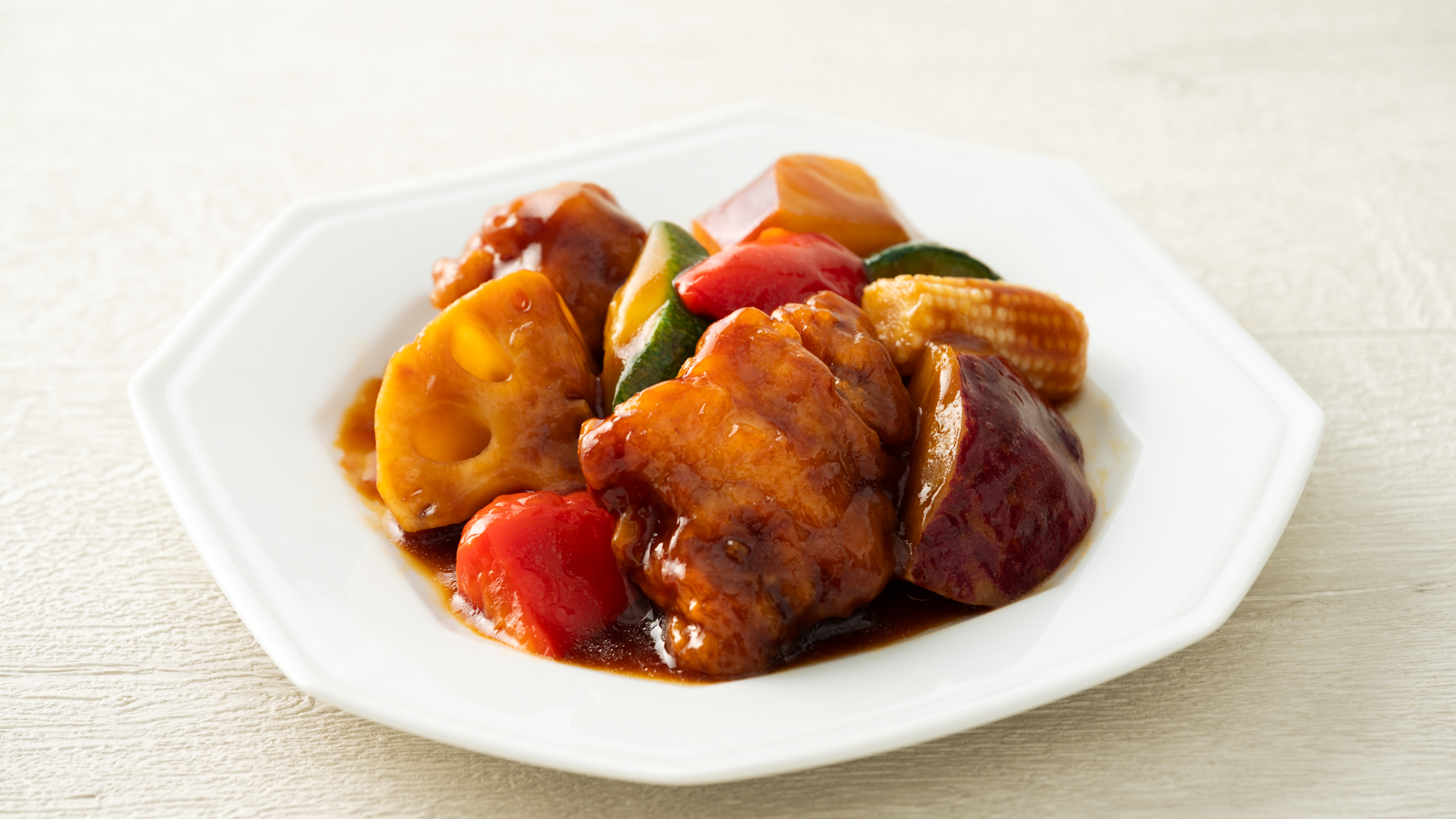 （日替わり）柔らかい鶏肉とごろっとした彩り野菜を黒酢でさっぱりと和えた一品。