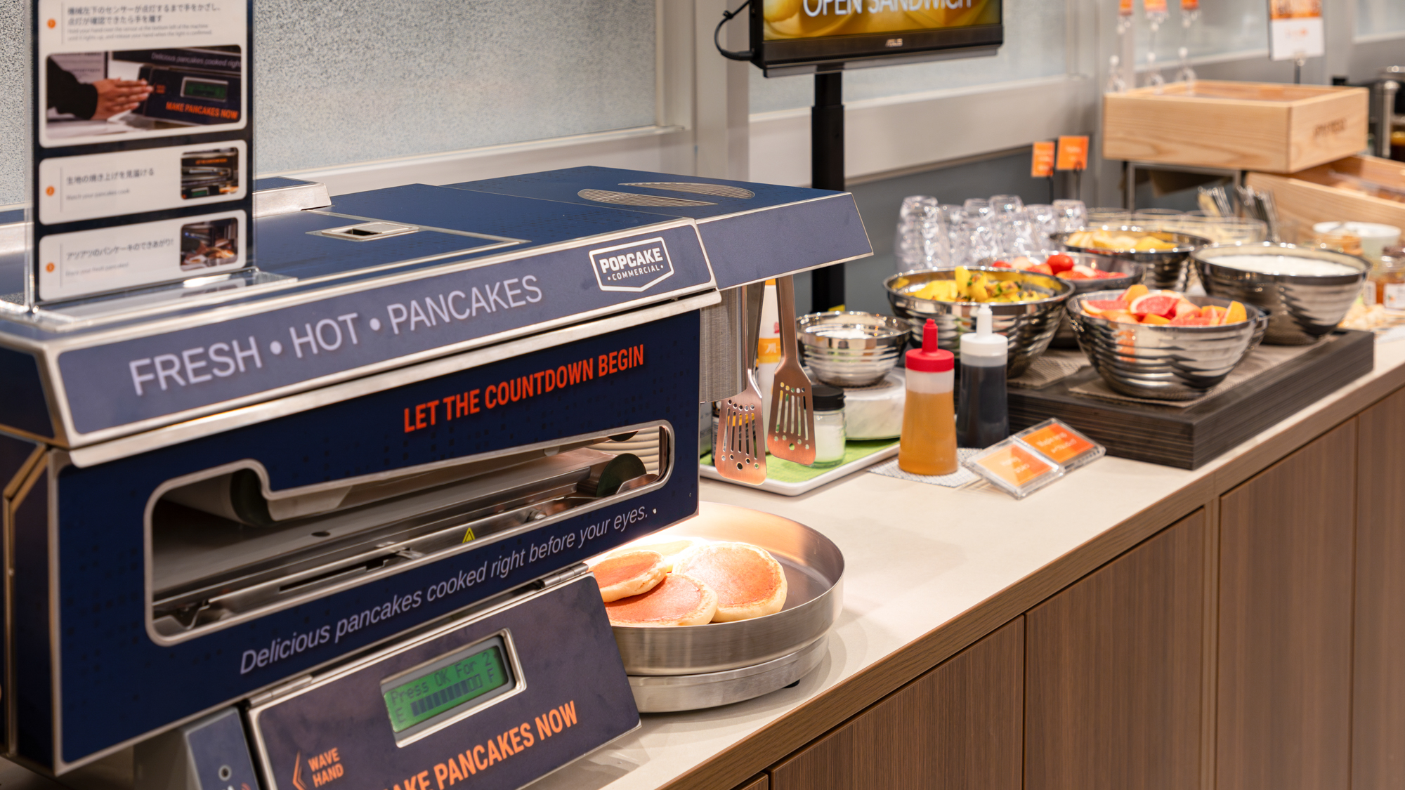 できたてのパンケーキにクリームやジャム、トッピングを組み合わせてオリジナルパンケーキを楽しめます。