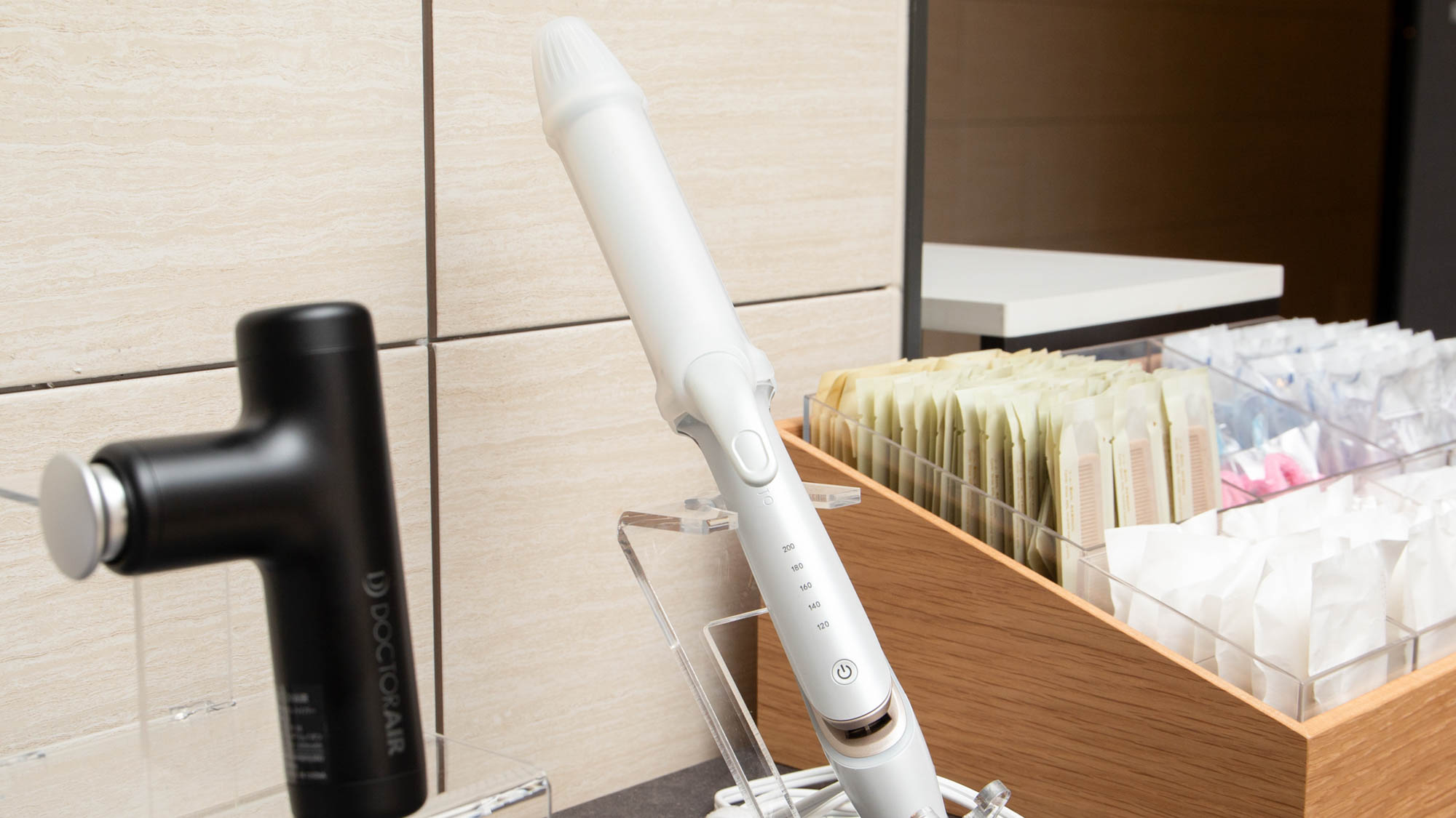 【2Wayヘアアイロン】潤いを保ちながらストレートと巻き髪の両方にスタイリングできるヘアアイロン。