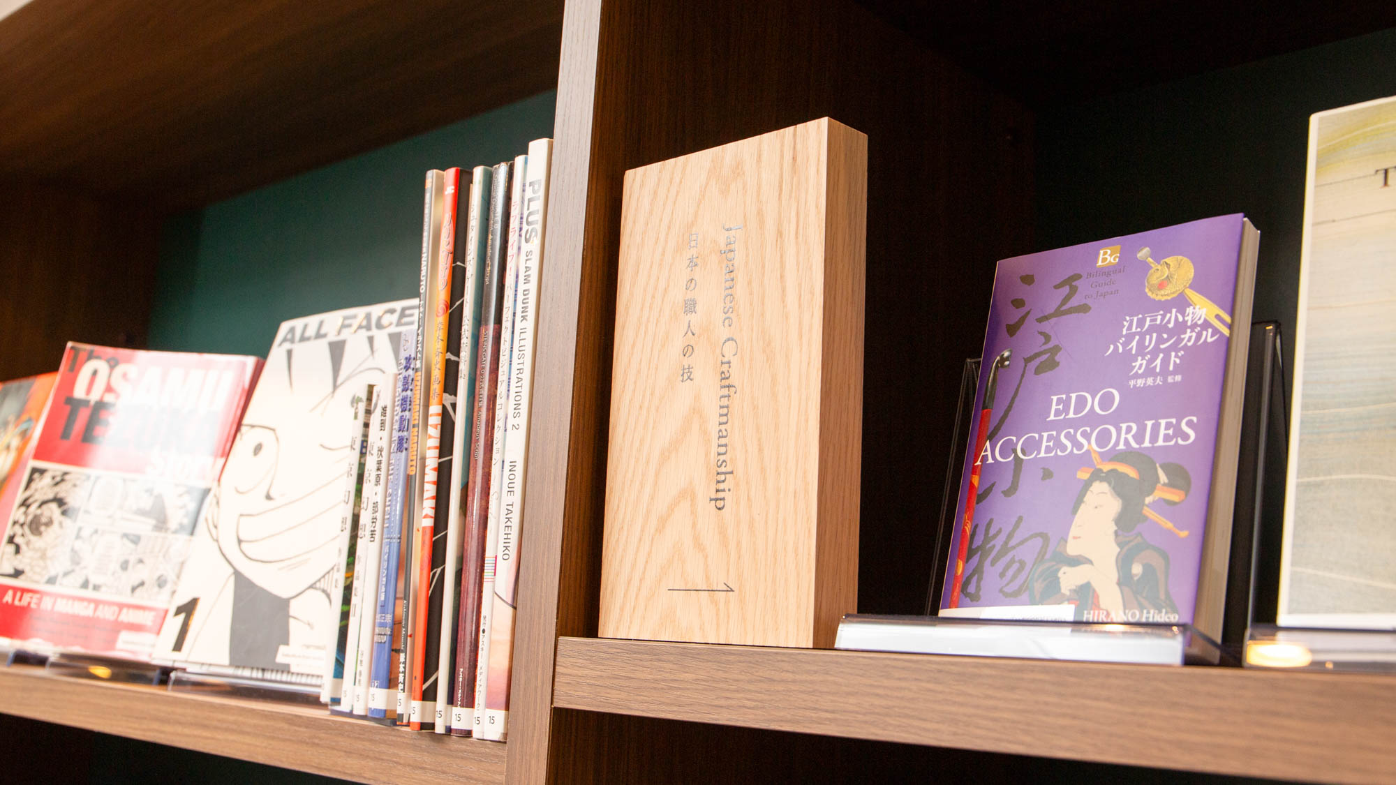 【ライブラリーカフェ】プロの選書家が選んだ本を100冊以上設置。フリードリンクと共にご利用ください。