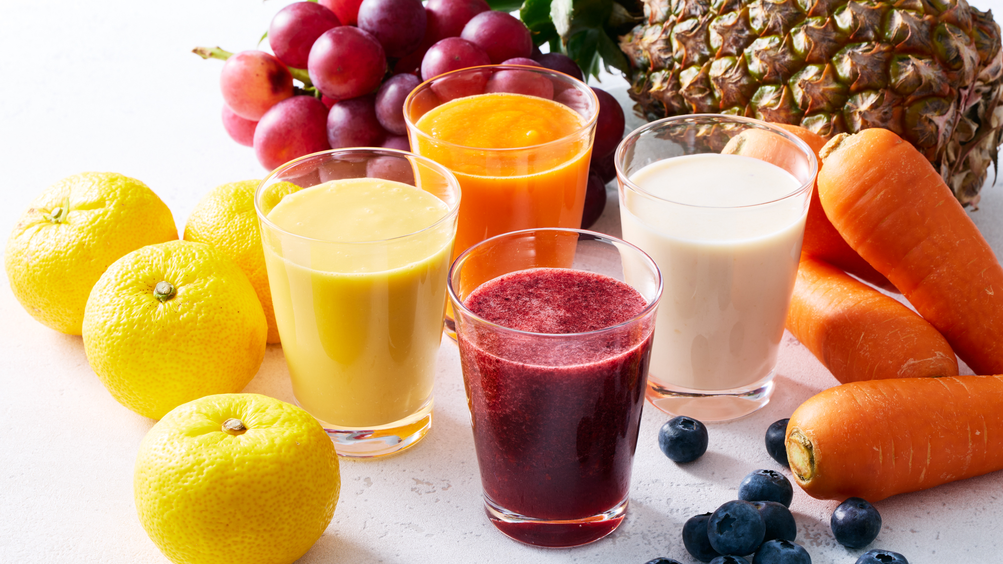 野菜やフルーツを手軽にとれる、カラフルなこだわりスムージー。