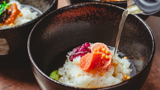【朝食】「出汁茶漬け」はホタテ・鮭・花咲ガニの出汁と焼きたらこなど様々なトッピングで自分流にアレンジ