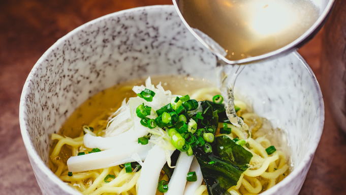 【朝食】ディナーでも人気！ホテル特製スープのラーメンを朝食用にアレンジ。磯香る「いか潮ラーメン」