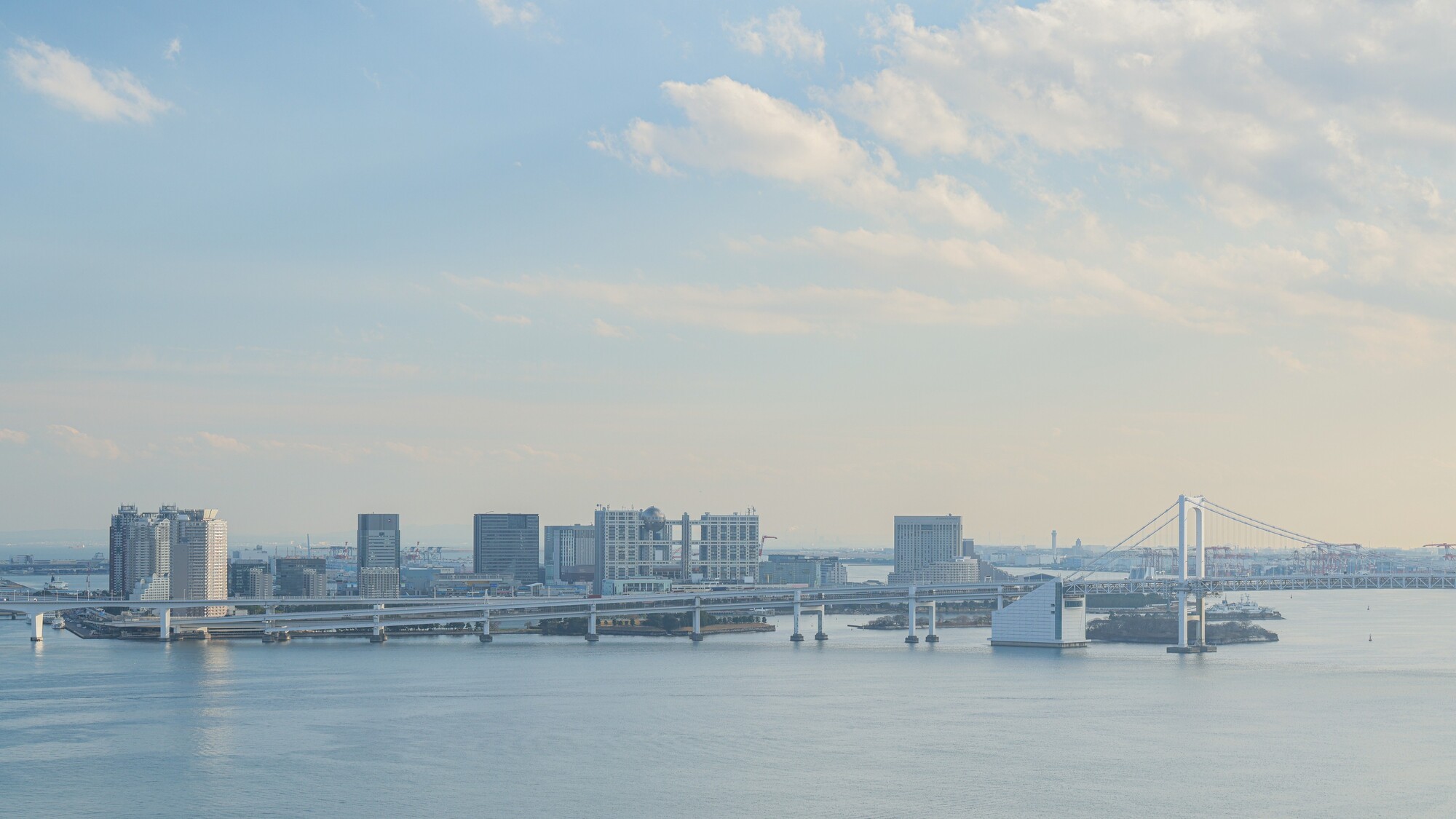 東京湾とレインボーブリッジ