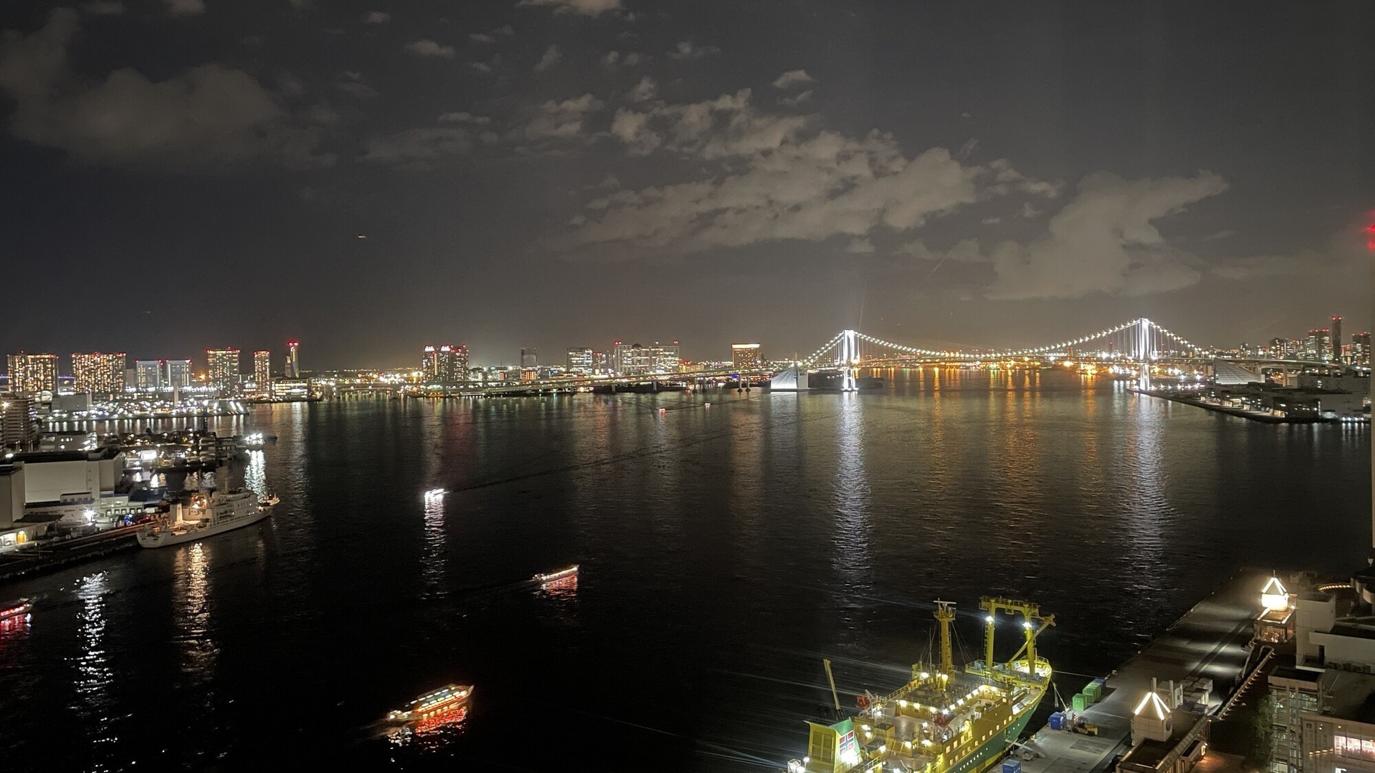 海側客室から見た東京湾の夜景のイメージ