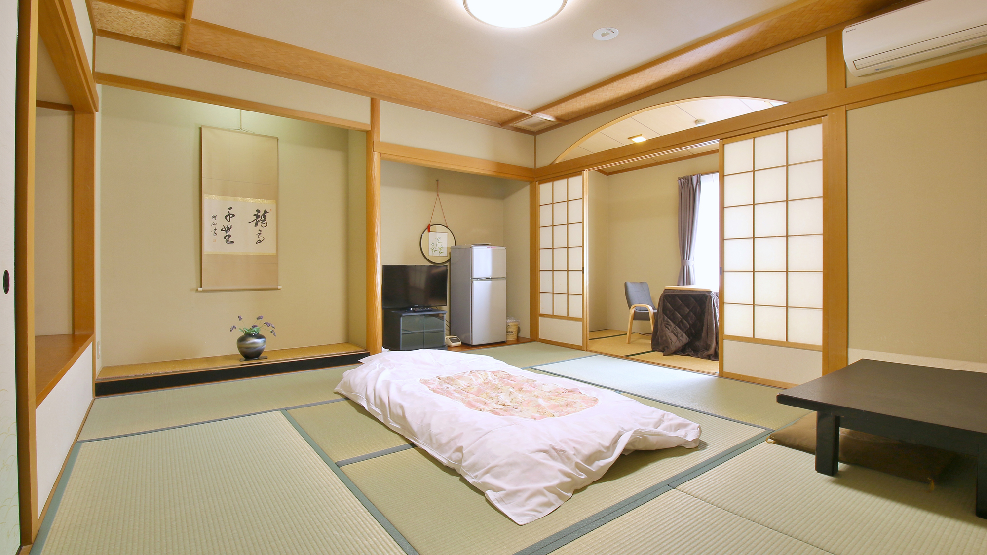 【8畳和室（バス・トイレ付）】 