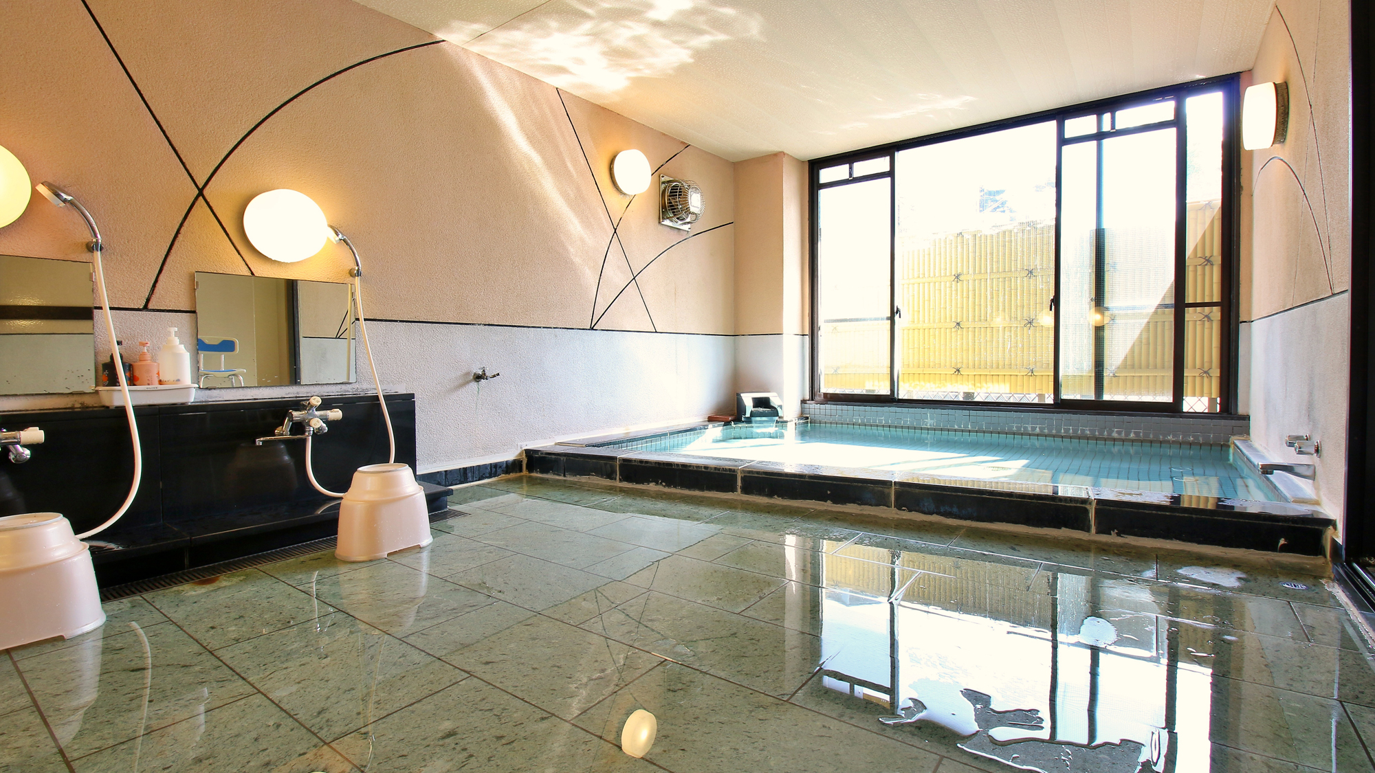 【大浴場（女湯）】女湯にはウルトラファインバブルが出るシャワーヘッド付き