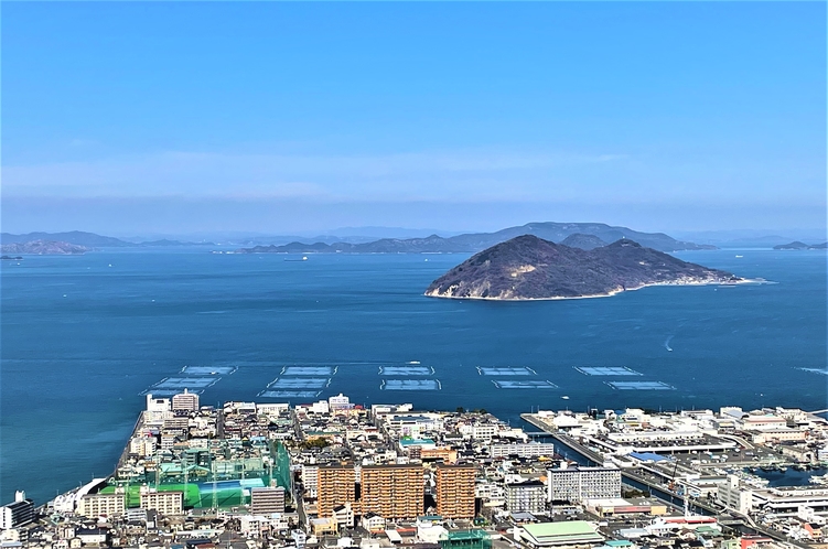 峰山からゲストハウスを望む