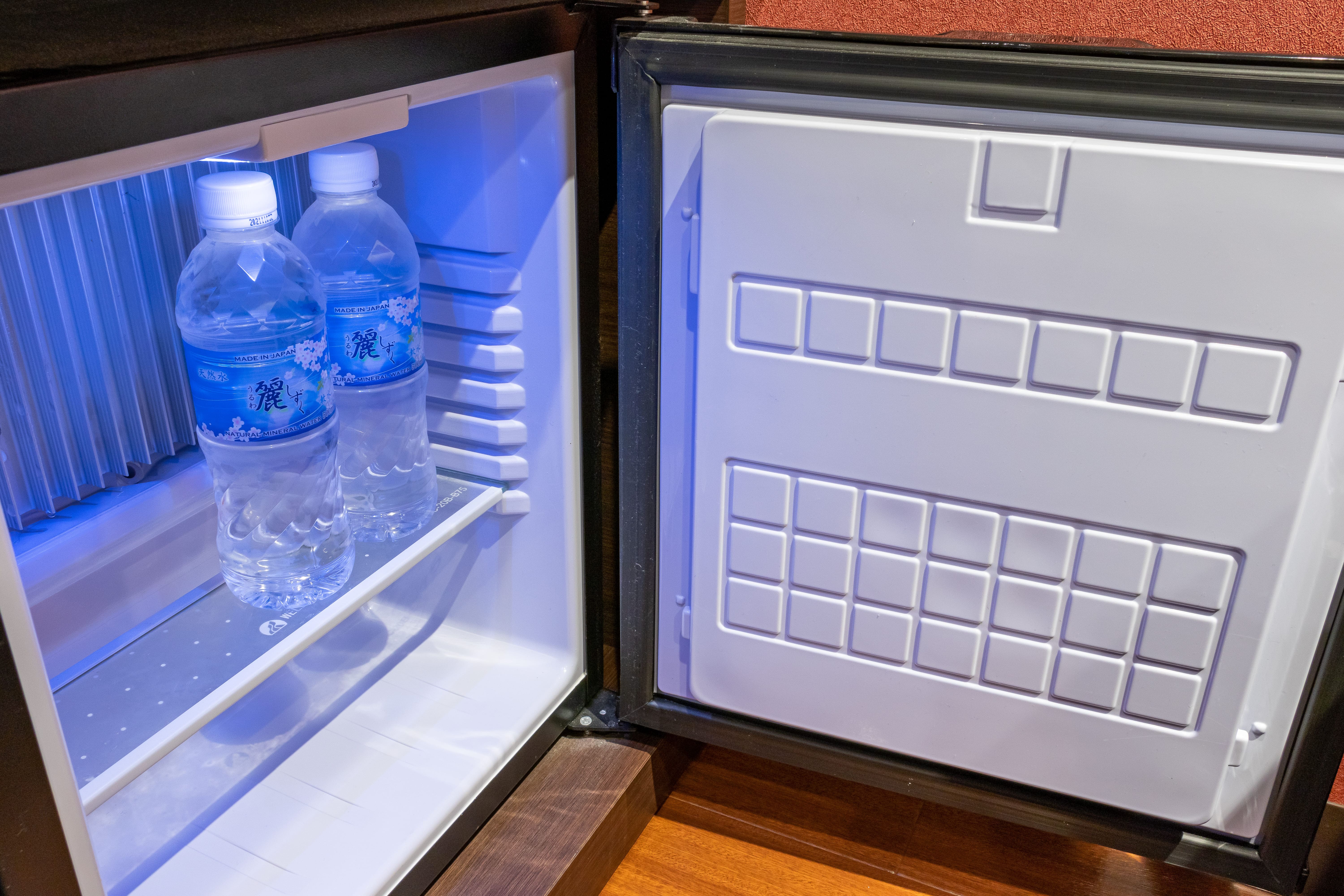 客室内コンパクトな冷蔵庫