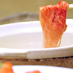 【しゃぶしゃぶ】特製の出汁にお肉や野菜をササッとくぐらせてパクッ！
