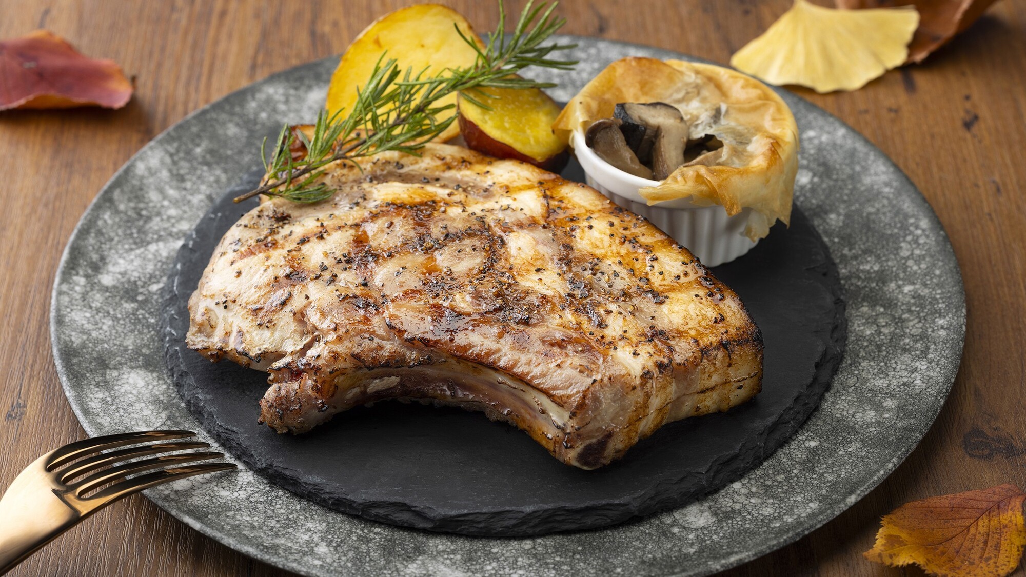 限定グリル：骨付銘柄豚+2,500