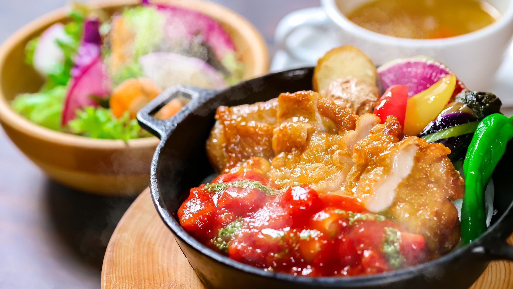 ランチ【美流鶏（みると）のパリパリチキンステーキ】（平日温泉セット2400円、単品1700円）