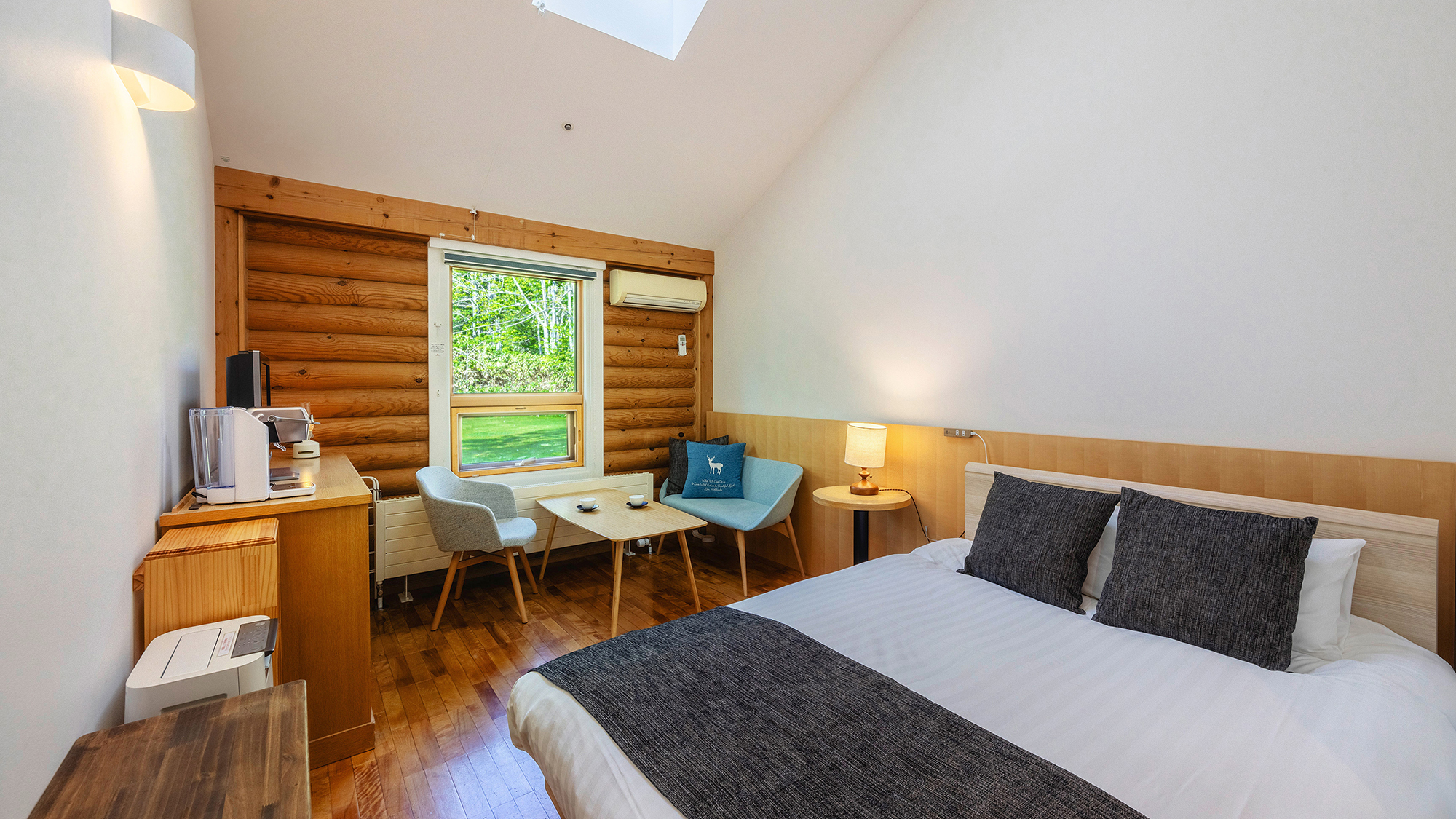 【おまかせ客室】 どの部屋になるかは当日のお楽しみ。木の風合いが心地よい空間です。