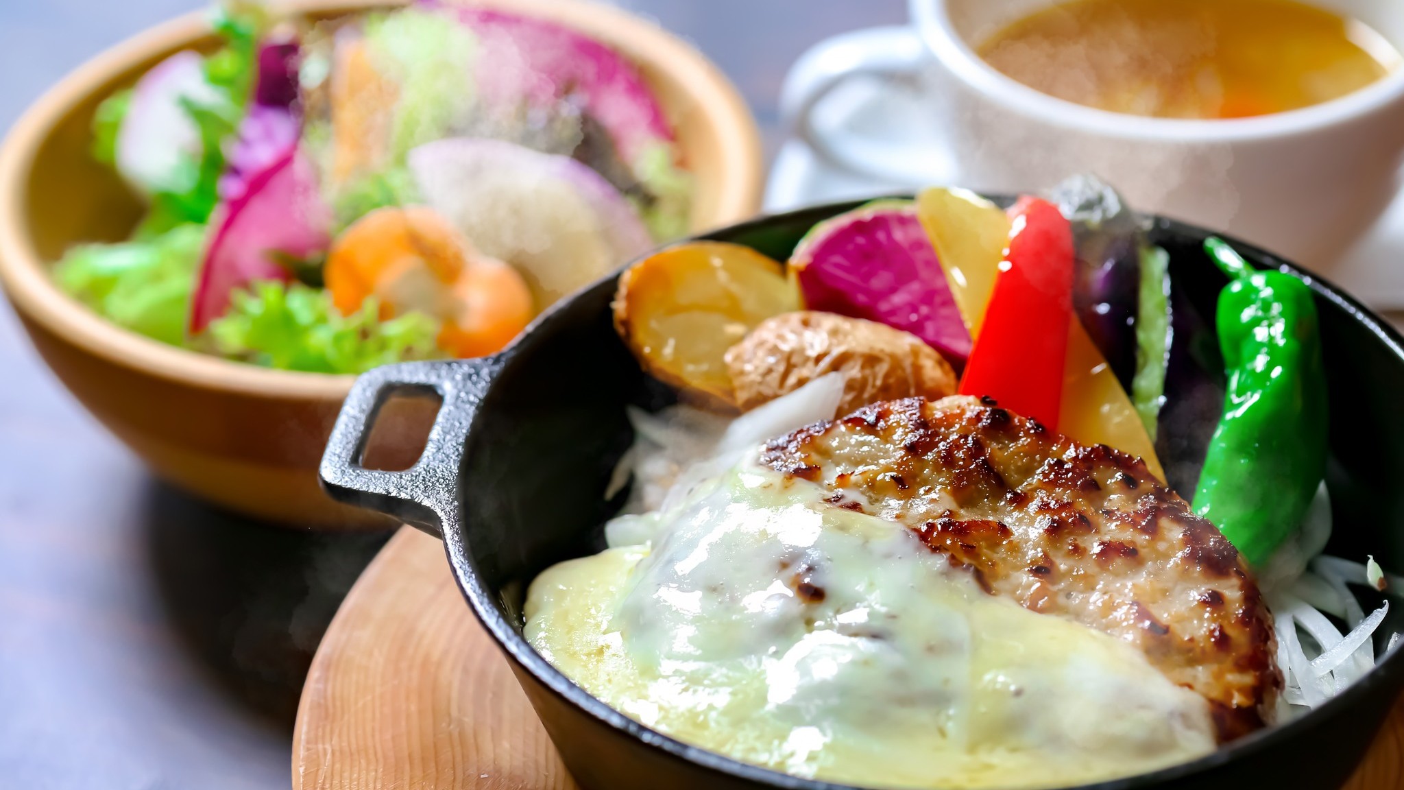 ランチ【空知の豚100％大地のチーズハンバーグ】（平日温泉セット2400円、単品1800円）