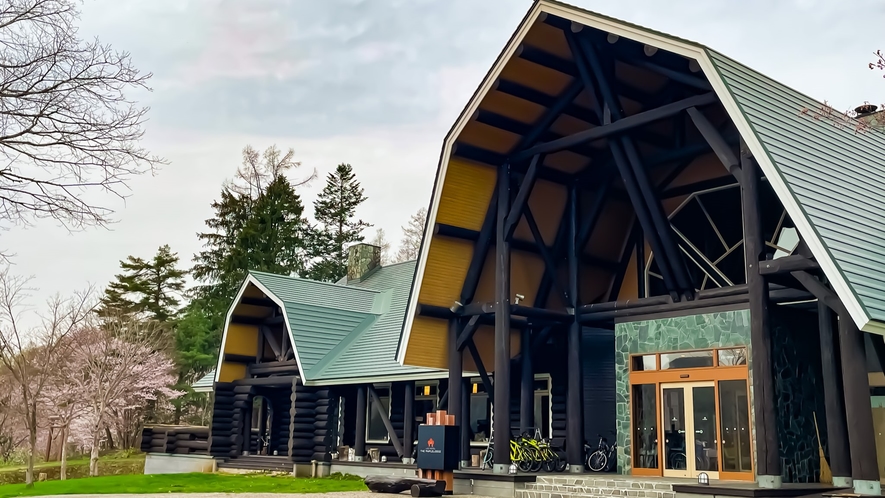 カナダ産木材を贅沢に使用したログホテル。森林に囲まれた敷地では四季折々の景色を楽しめます。