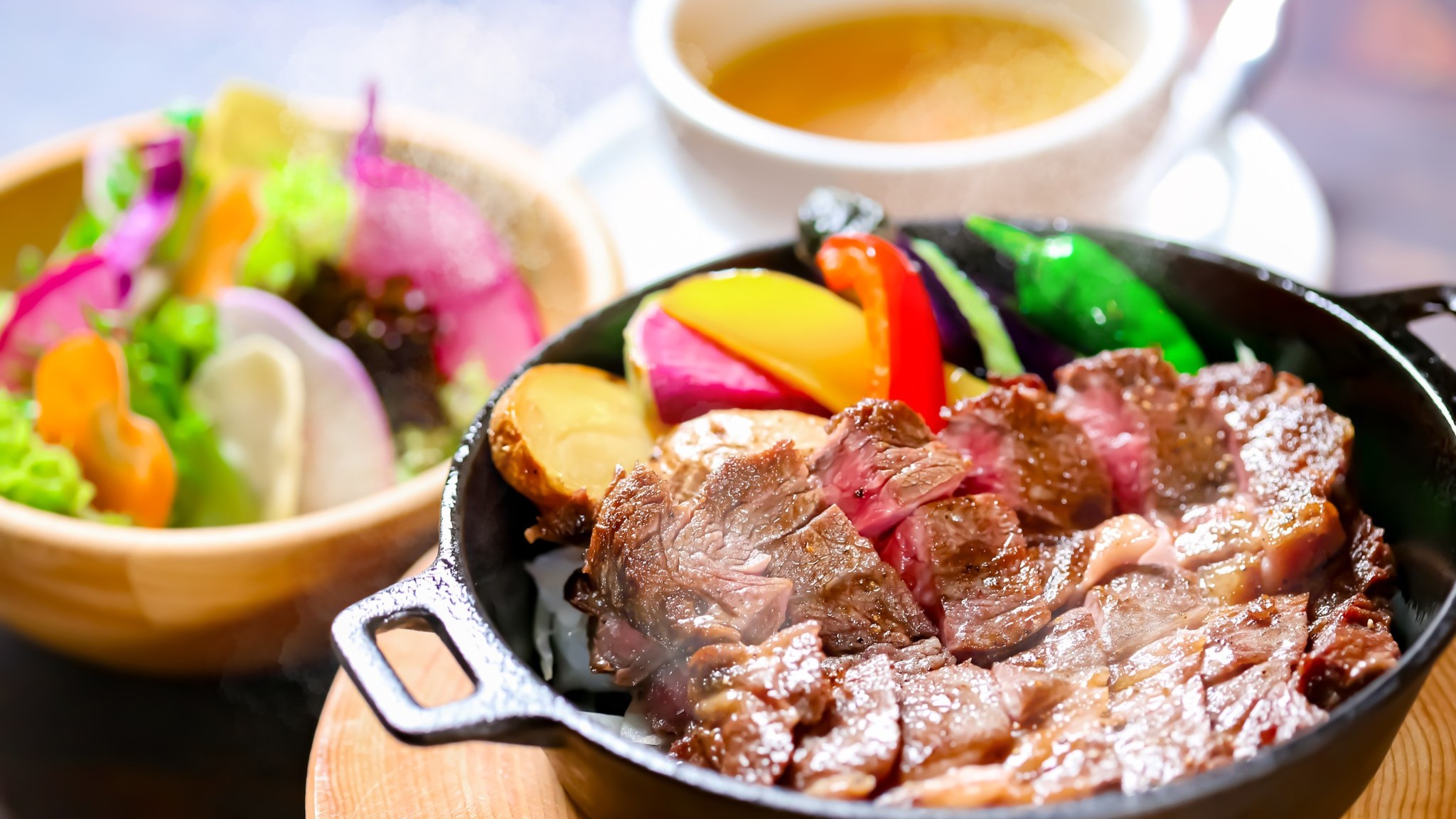 ランチ【アンガスビーフスキレットステーキ】（平日温泉セット2400円、単品1800円）