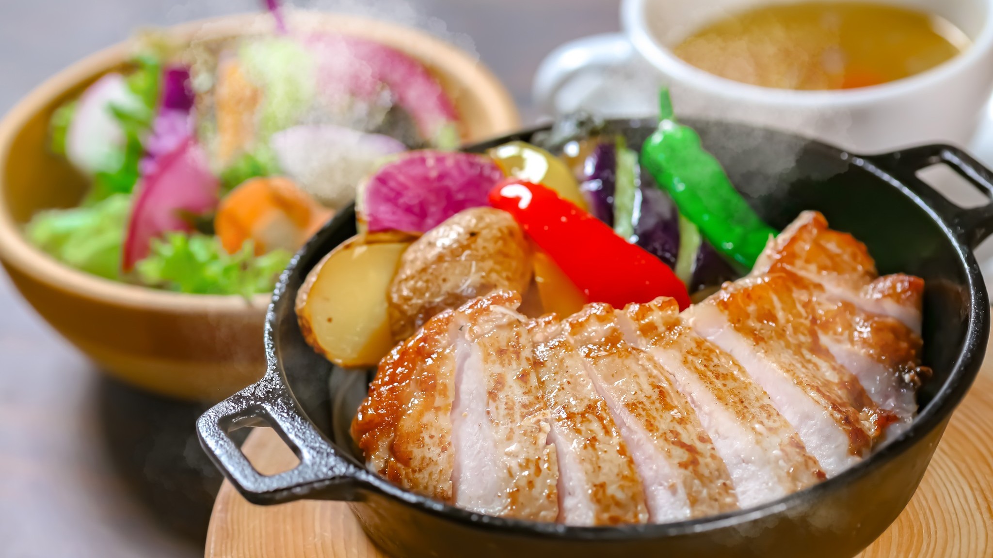 ランチ【空知の豚ロース肉スキレットポークステーキ】（平日温泉セット2400円、単品1700円）