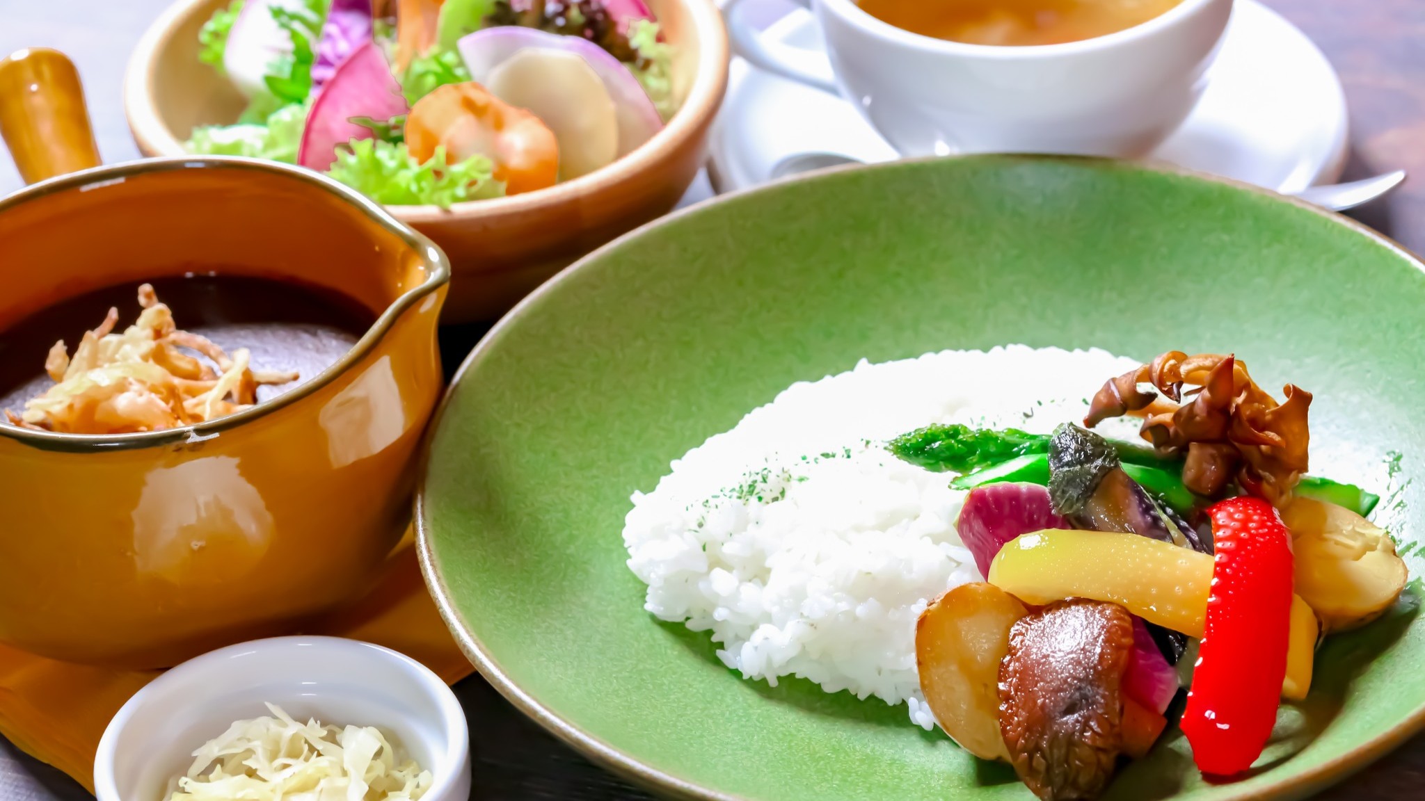 ランチ【季節野菜の農園カレー】（平日温泉セット2000円、単品1400円）