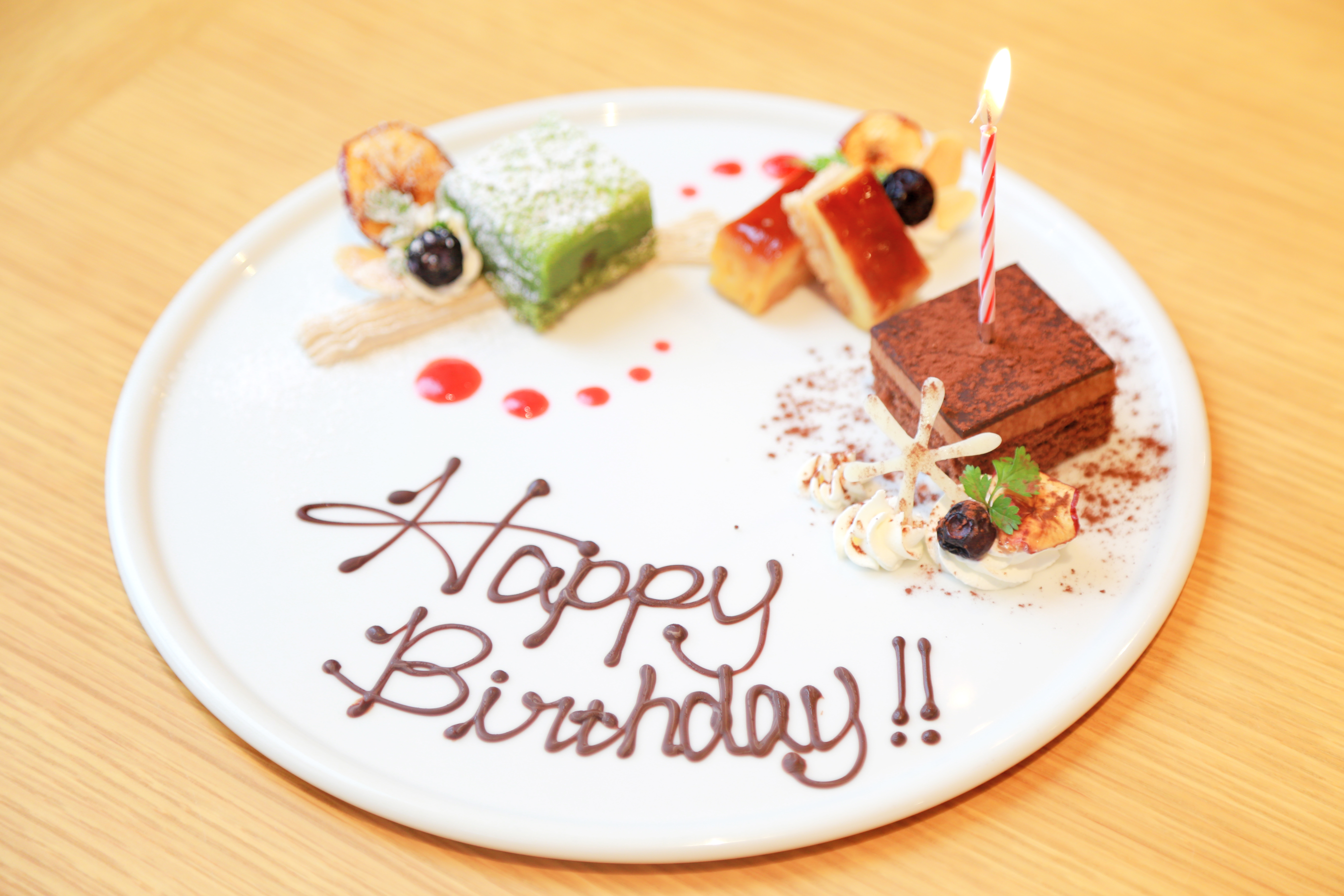デザートプレートに言葉を添えて、誕生日や結婚記念日など心に残る特別な一日を（写真はイメージです）