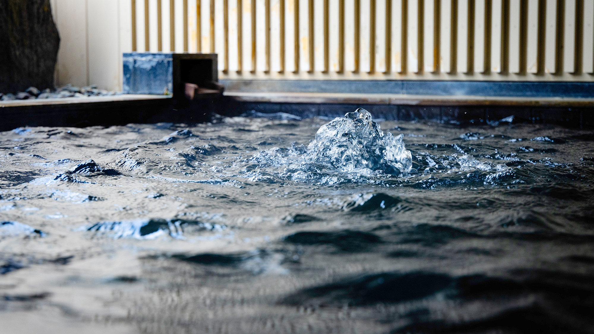 【露天風呂】美人の湯と名高い重曹泉を源泉かけ流しで。森の中で心ゆくまで温まる至福のひとときを。