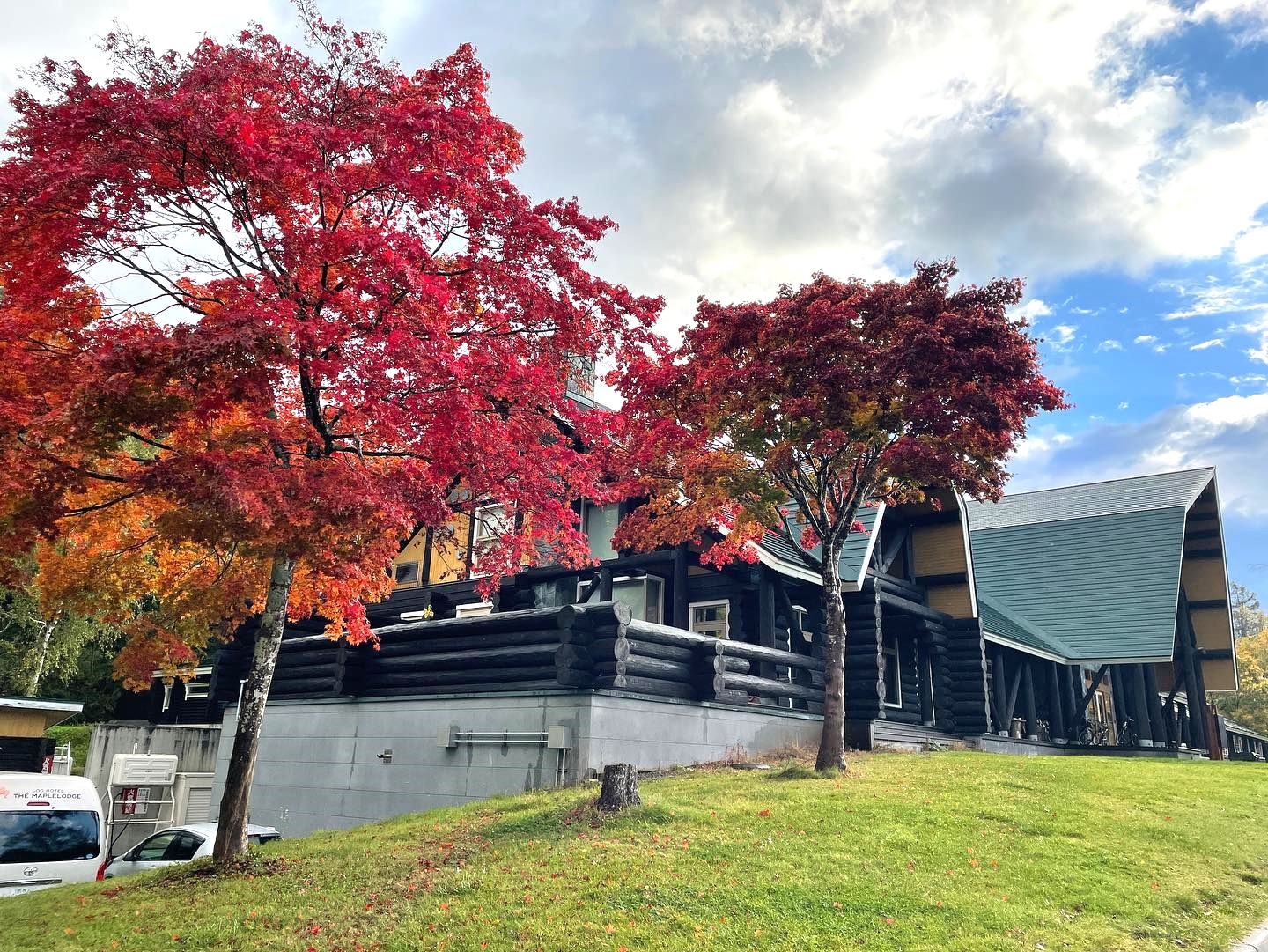 紅葉が綺麗な秋のメープルロッジ