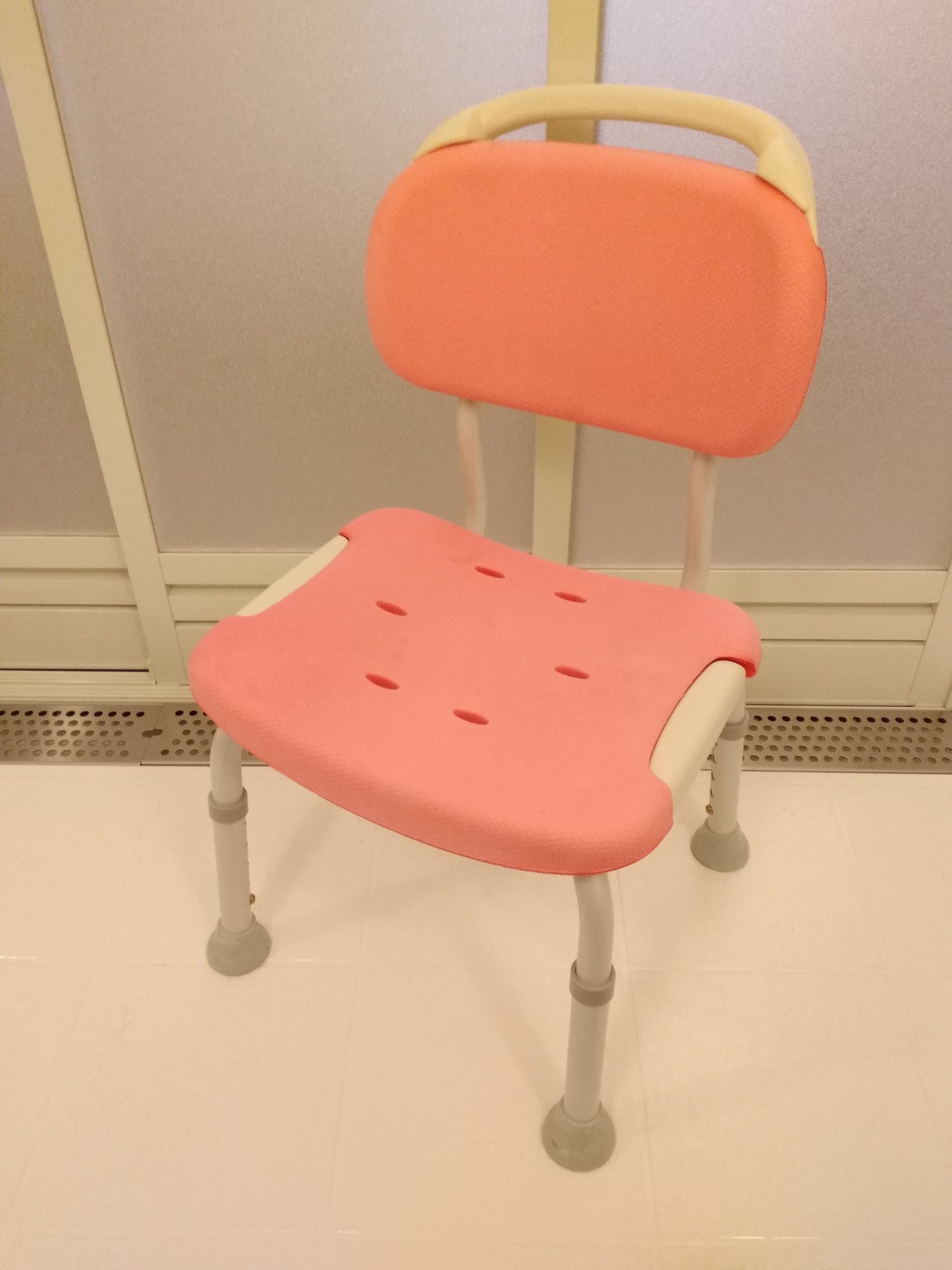 ユニバーサルツインルームのバスルームには、椅子がございます。