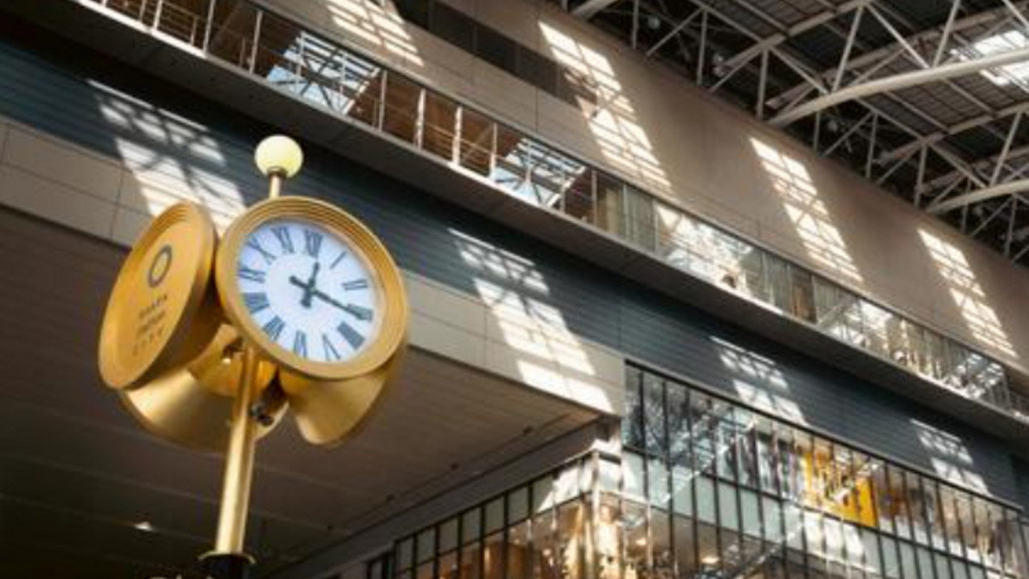 【梅田・時空（とき）の広場】大阪を中心とする大阪ステーション。待ち合わせの時計台です。