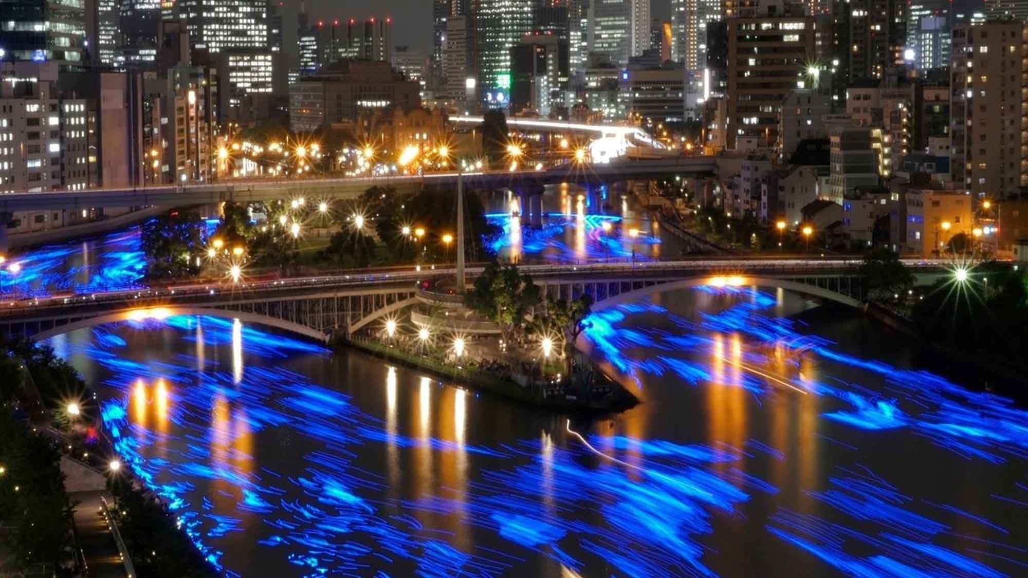 【中之島】ビルの光が川に反射する光景はとても美しいです。