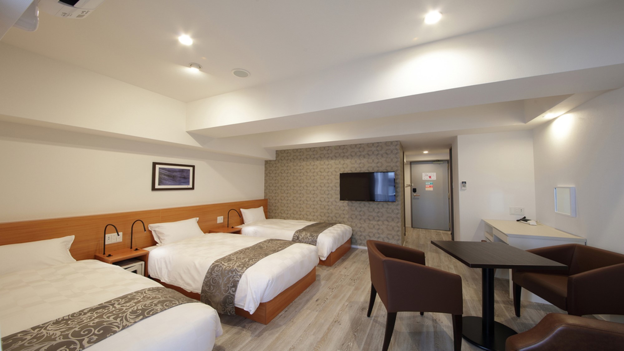 【デラックストリプルルーム：Deluxe Triple Room】30㎡の広さで、最大４名まで対応が可能。