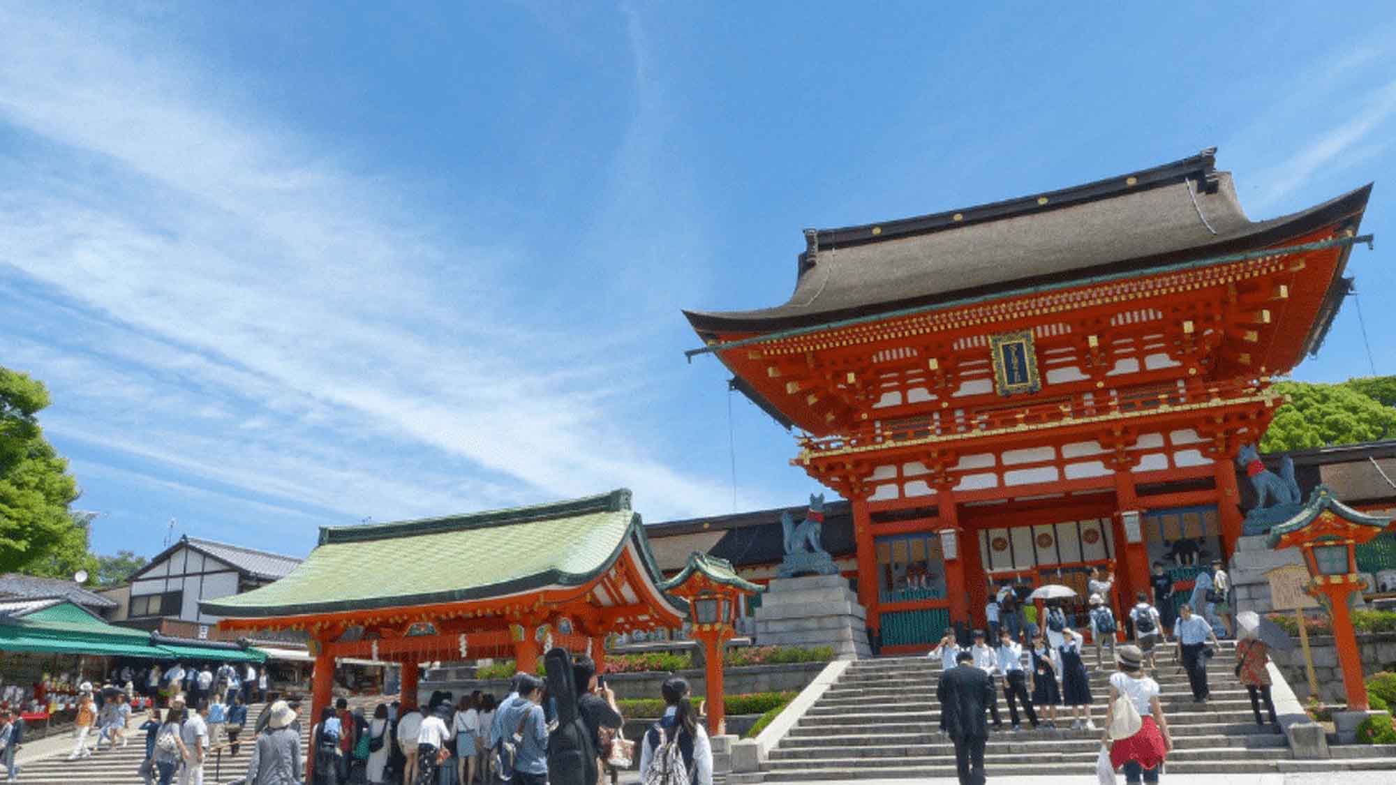 【京都・伏見稲荷大社】京都観光の代名詞的な朱塗りの「千本鳥居」は有名です。ホテルから約1時間。