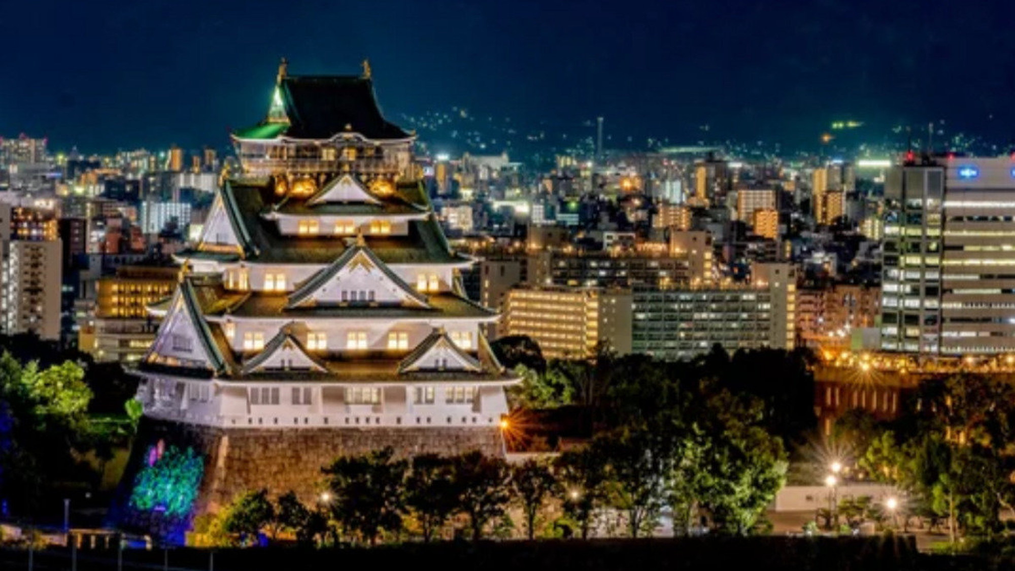 【大阪城】ライトアップされた大阪城も風情があります。