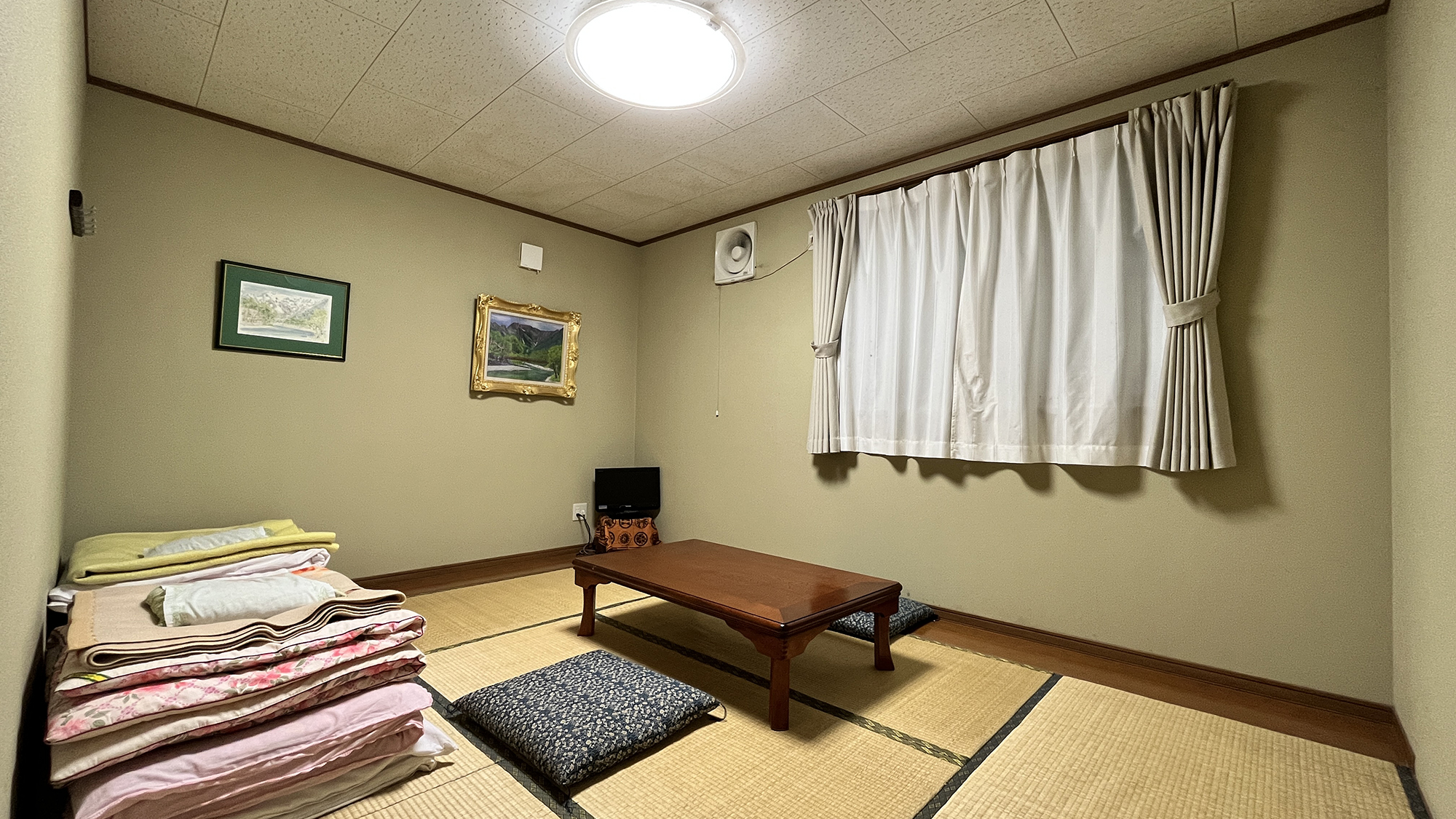 【客室】おふとんはセルフです。