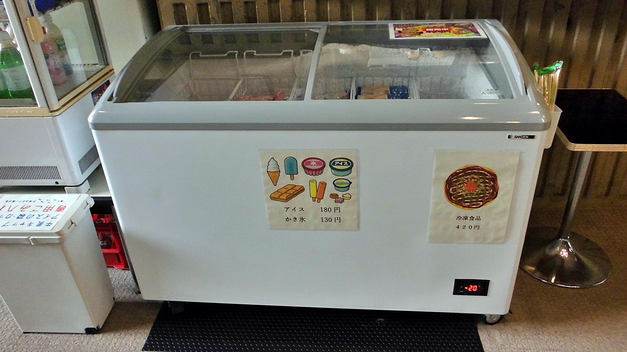 *フロント横に冷凍コーナー登場！アイスやピザを販売中（8:00～22:00）電子レンジは各階にご用意