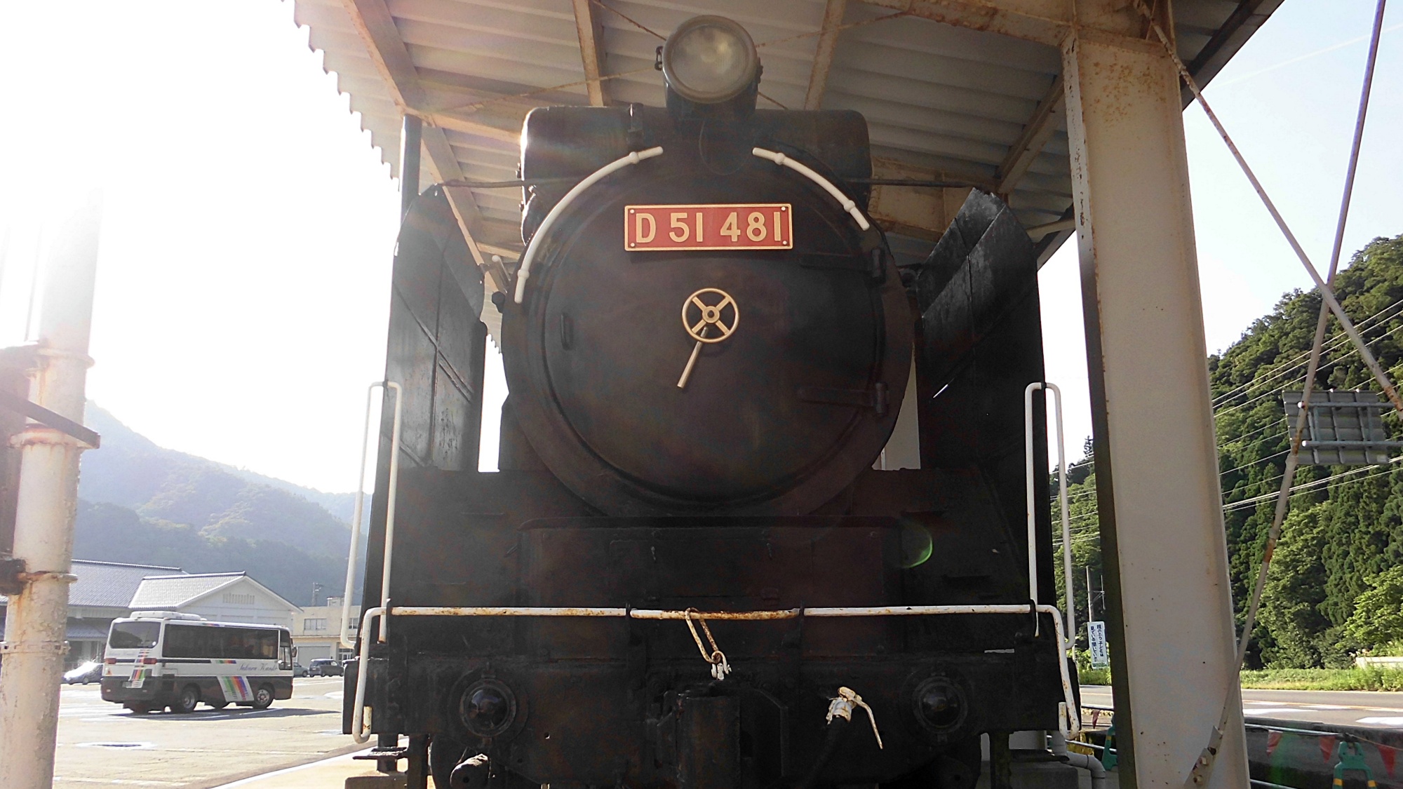 *当館の玄関先には蒸気機関車（D51)が展示してあります。ぜひ旅の思い出に撮影してください。