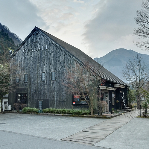 *【CAFE LA RUCHE】シックな建物が印象的な外観。多くの木々に囲まれています。